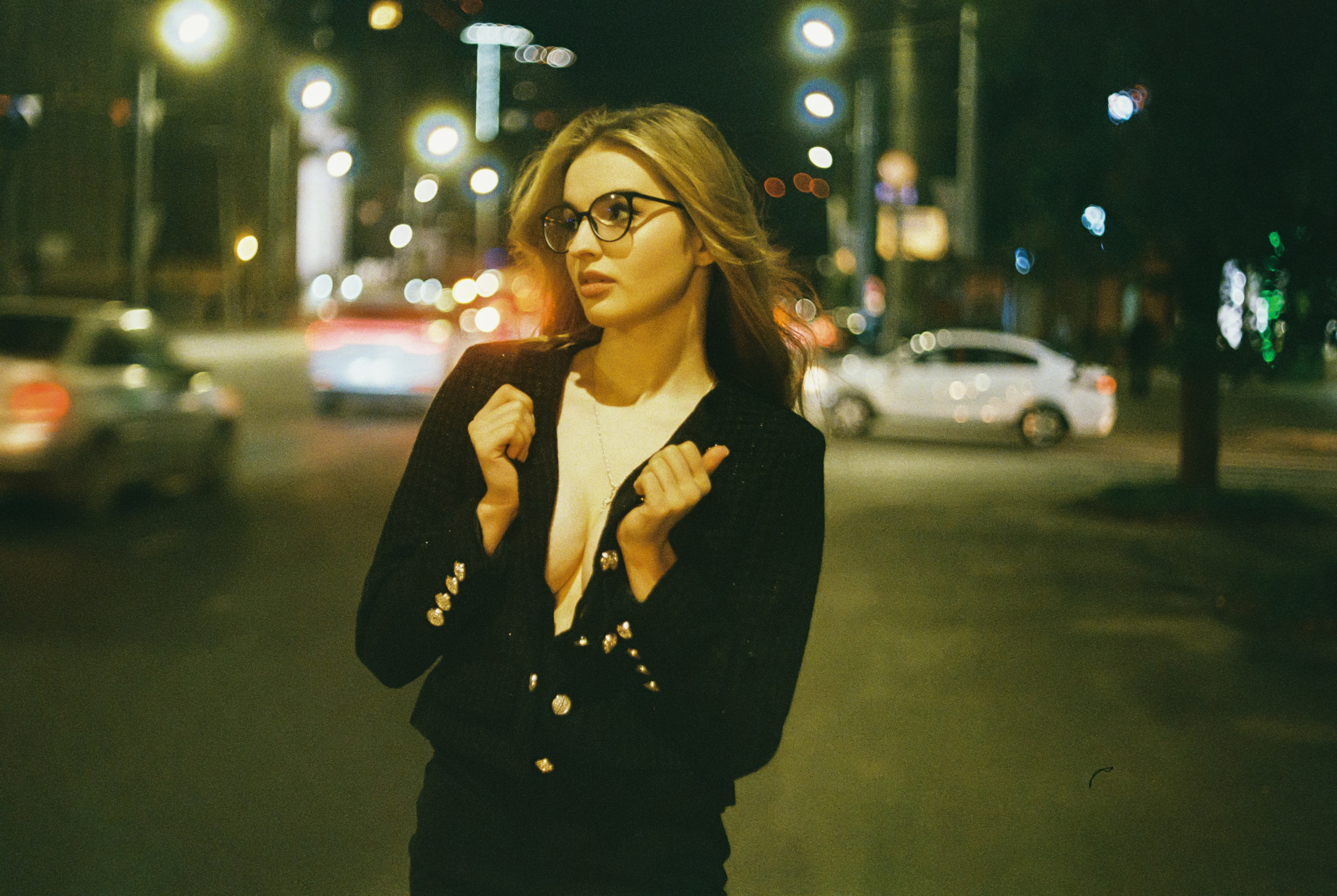 пленочная фотография в ночном городе. девушка