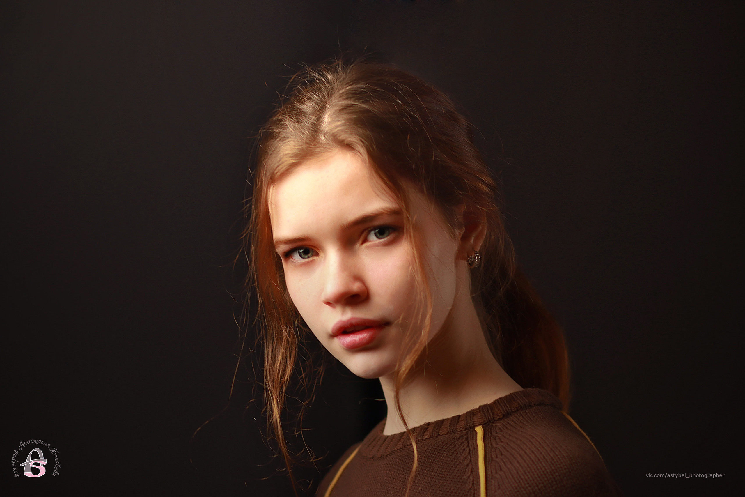 Фотопортрет с семинара по бекстейджу Владимира Морозова "За кулисами кино - как снимать бекстейдж" в фотостудии "Яркой фотошколы" по адресу: г. Санкт-Петербург, ул. Красного Курсанта, дом 30.22 февраля 2020 года.Санкт-Петербург.Модель: https://www.instagram.com/selunyaa Фотограф: Анастасия Белякова