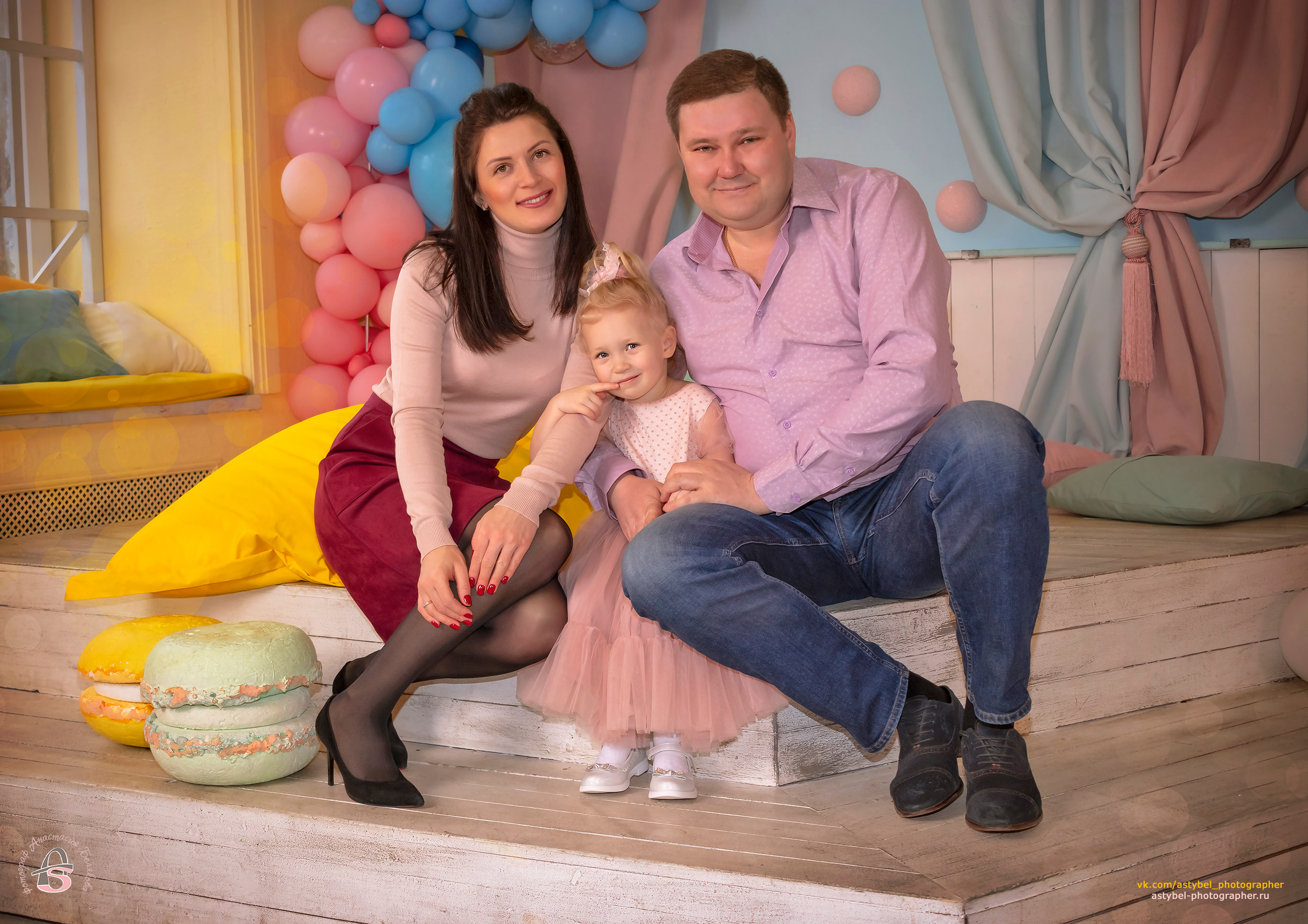 Семейная фотосессия в честь Дня Рождения дочери :) Фотосессия проходила в фотостудии "Poligon" в детском фотозале. 24 января 2021 года. Модели: Вера Сашина, Александр и Алина. Фотограф: Анастасия Белякова