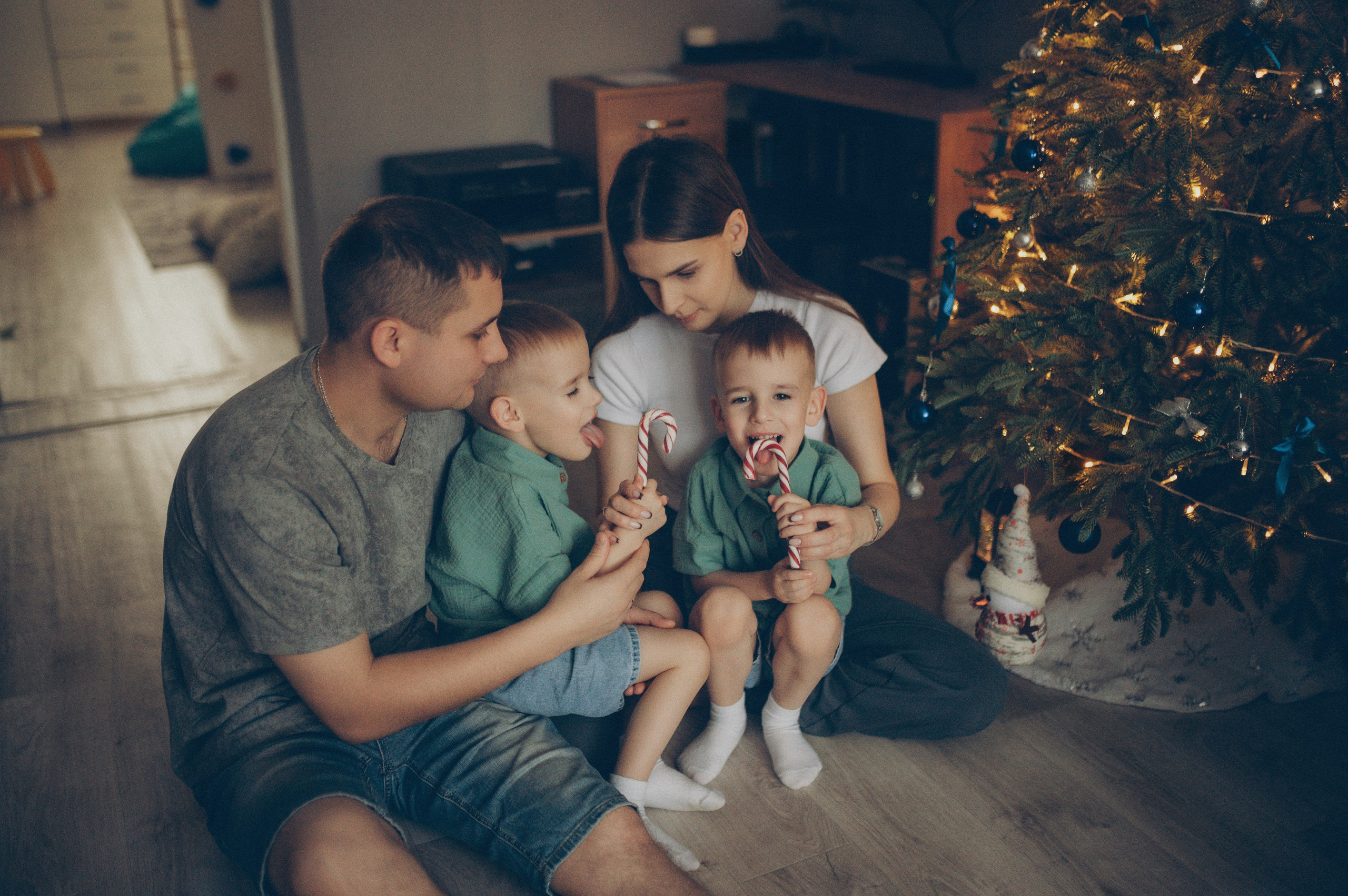 Миша и Тимофей (новогодняя домашняя). Фотограф, г. Лесной Свердловской области