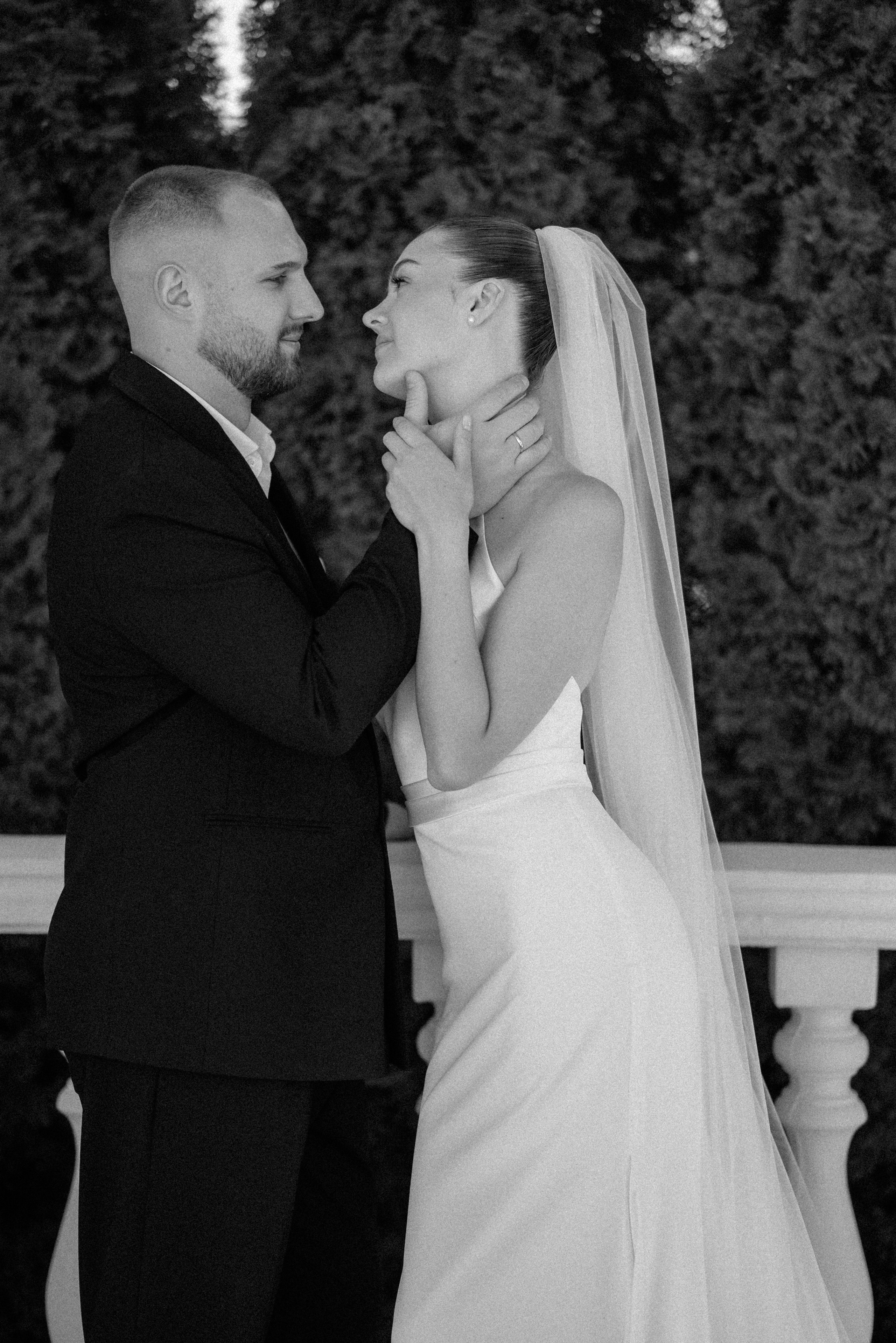 Wedding day in VERSAL PARK. Wedding PHOTOGRAPHER Andrew Vnukov