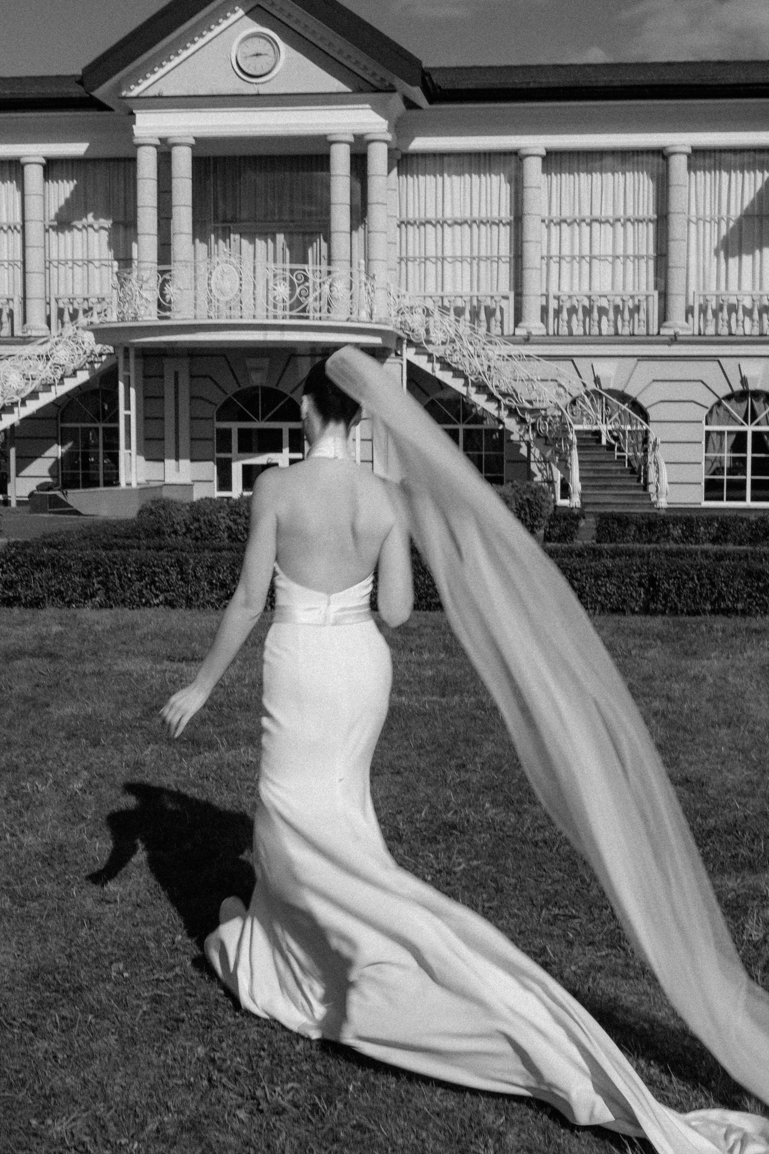 Wedding day in VERSAL PARK. Wedding PHOTOGRAPHER Andrew Vnukov