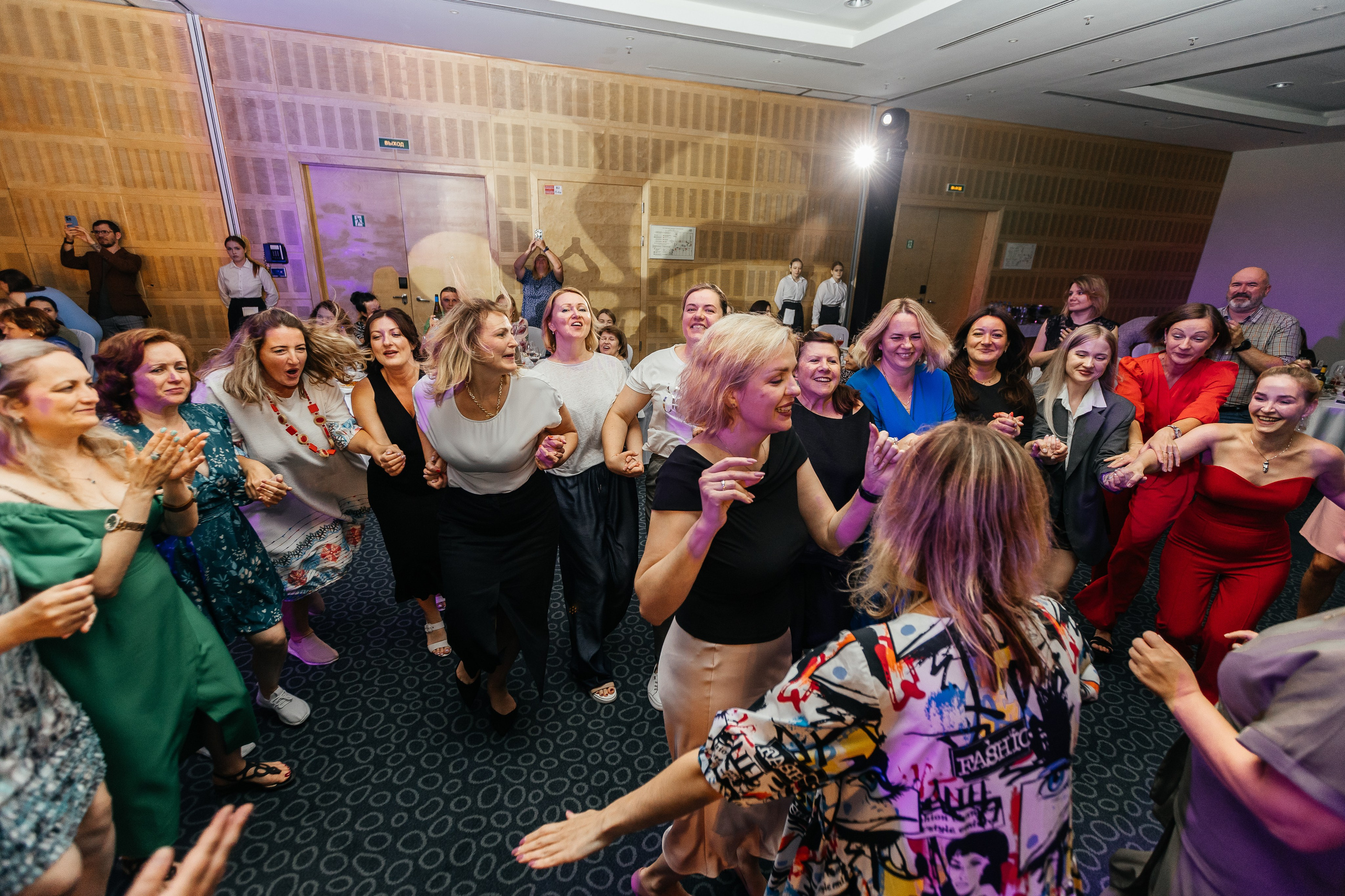 Снимал репортаж для «Газпром нефть», Газстройпром, Росатом, ОЗОН, Мегафон, ВТБ, Т-Банк, Unilever, Материа Медика Холдинг. Фотограф Serg-Epic — Сергей Клепиков