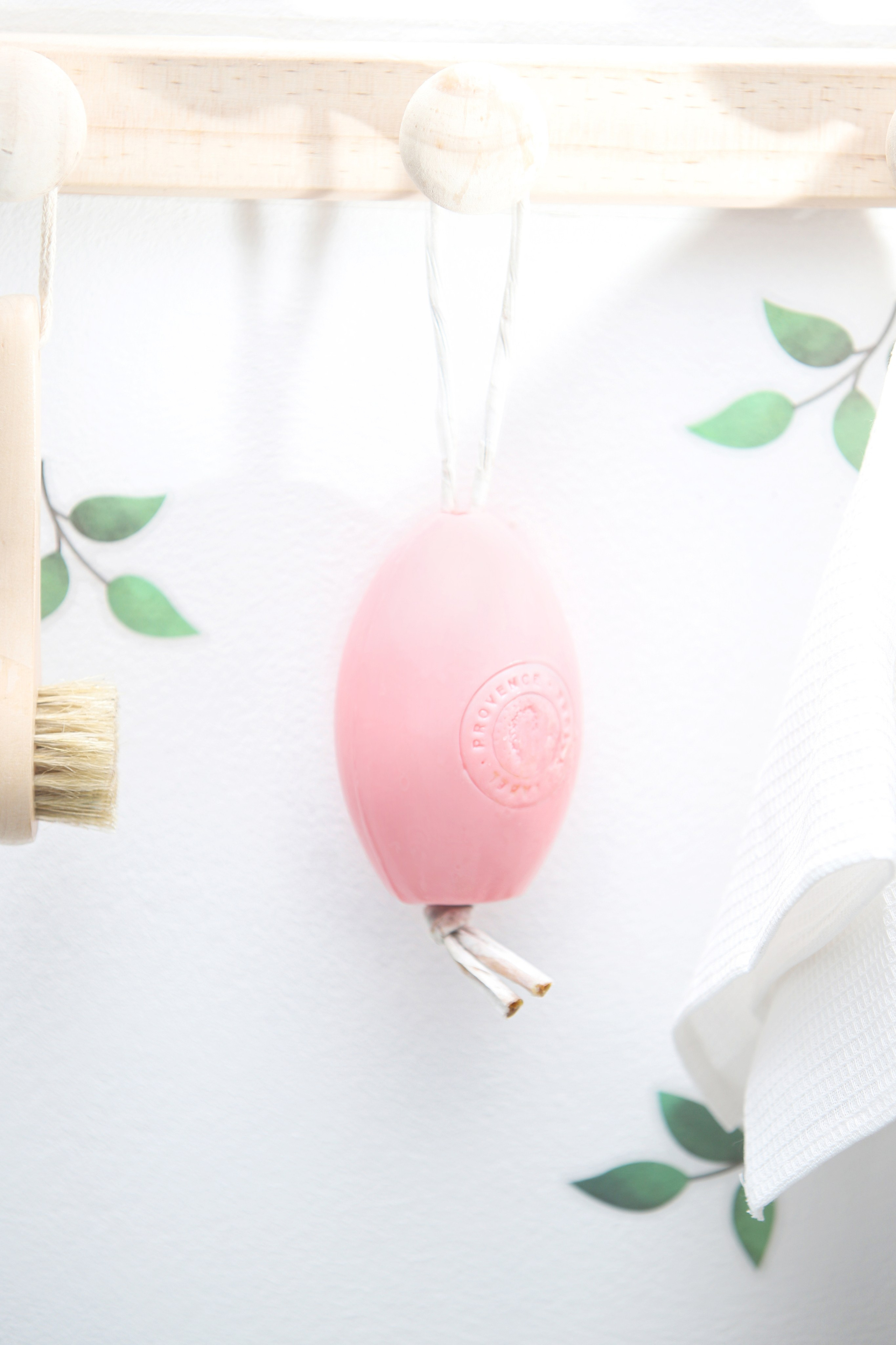 Рекламное фото розового овального мыла для каталога маркетплейсов.