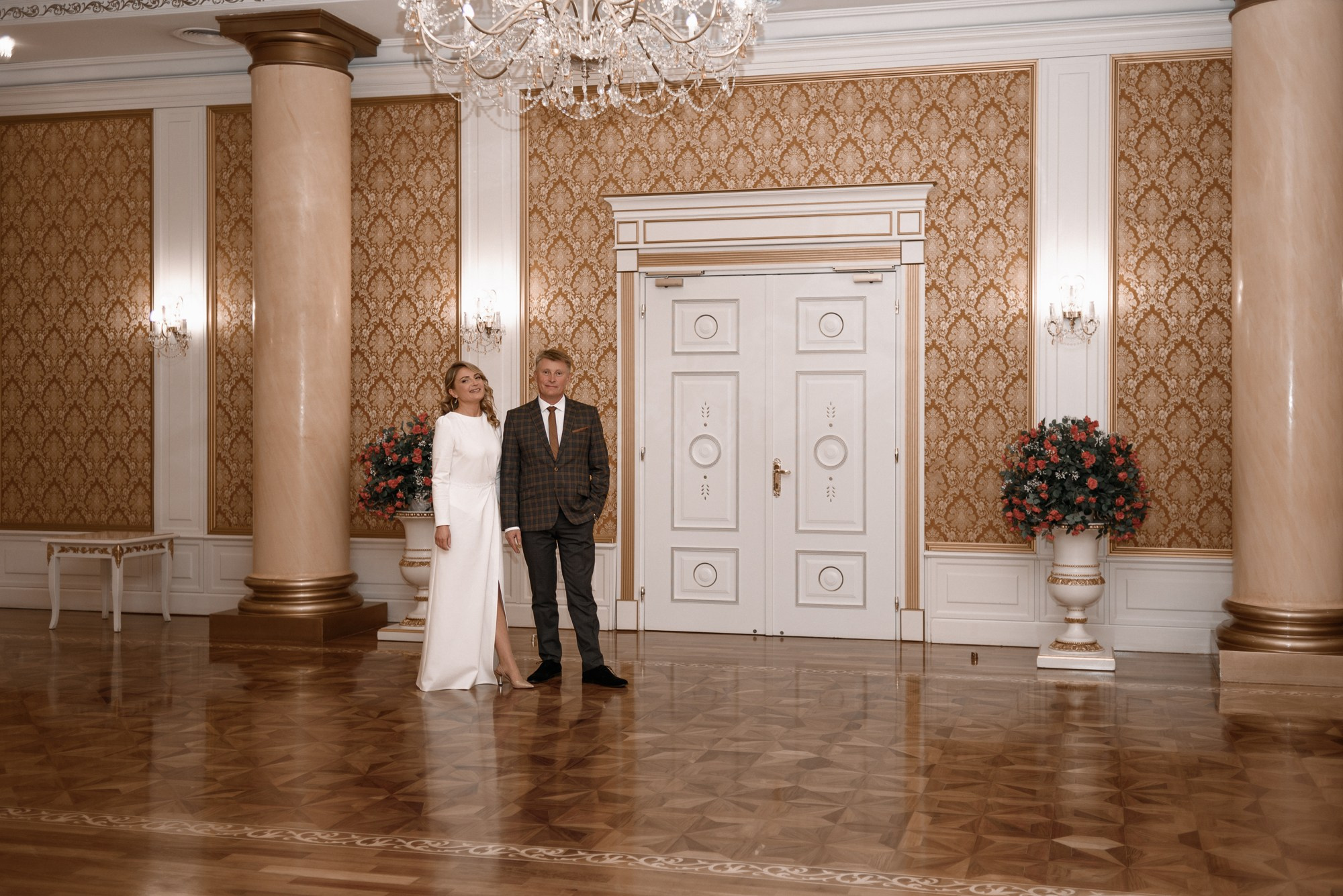 Свадебная фотосессия Дмитрия и Марии в Тюмени — Идеи для съемки в ЗАГСе и городе. Портретный фотограф Тюмень Дарья Мустафина