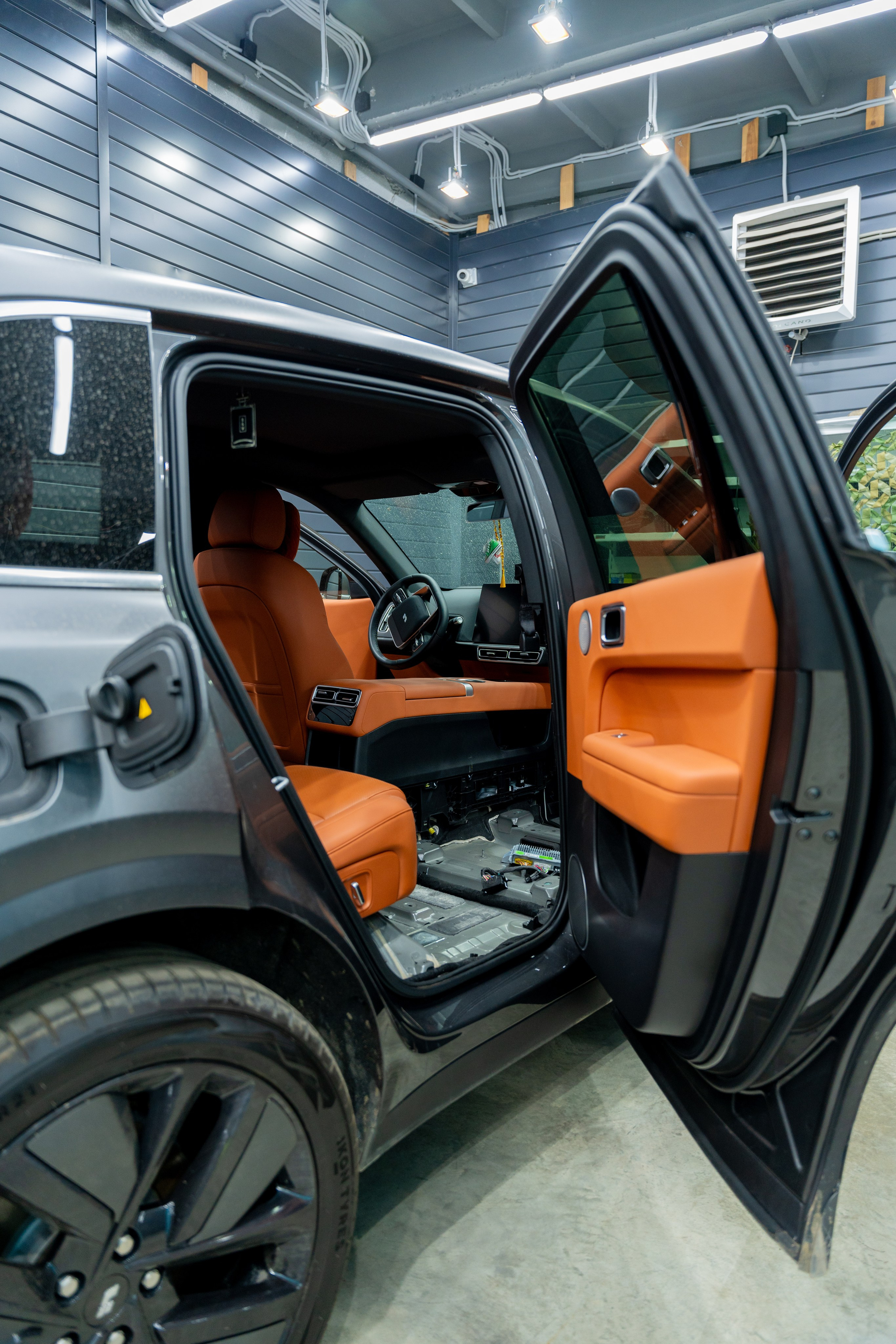 Интерьерная фотосъемка автосалона Elrus в Краснодаре. Zeekr, LiXiang Профессиональная фотосъемка интерьера премиум-автосалона в Краснодаре. Шедевры для Вас! Фотограф и Видеограф в Краснодаре Пахиев Руслан