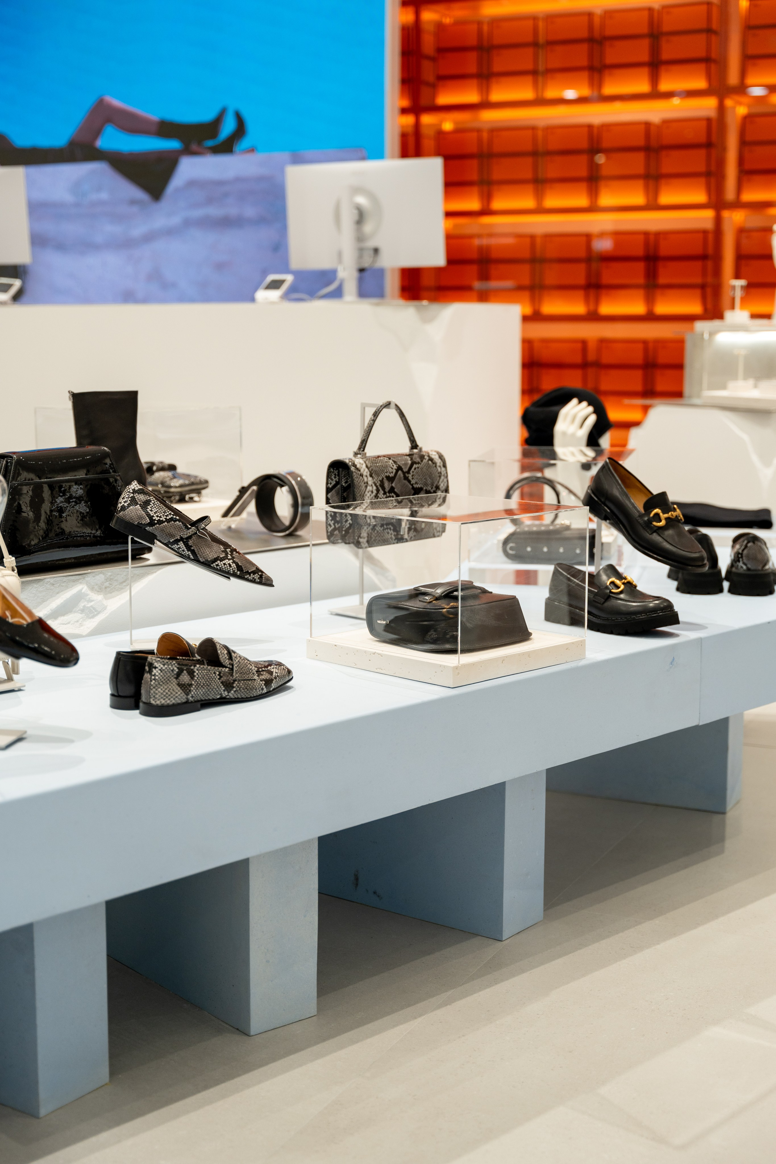 Интерьерная фотосъемка магазина Ekonika в Краснодаре — обувной бренд Профессиональная фотосъемка Ekonika — фирменный магазин в Краснодаре. Шедевры для Вас! Фотограф и Видеограф в Краснодаре Пахиев Руслан