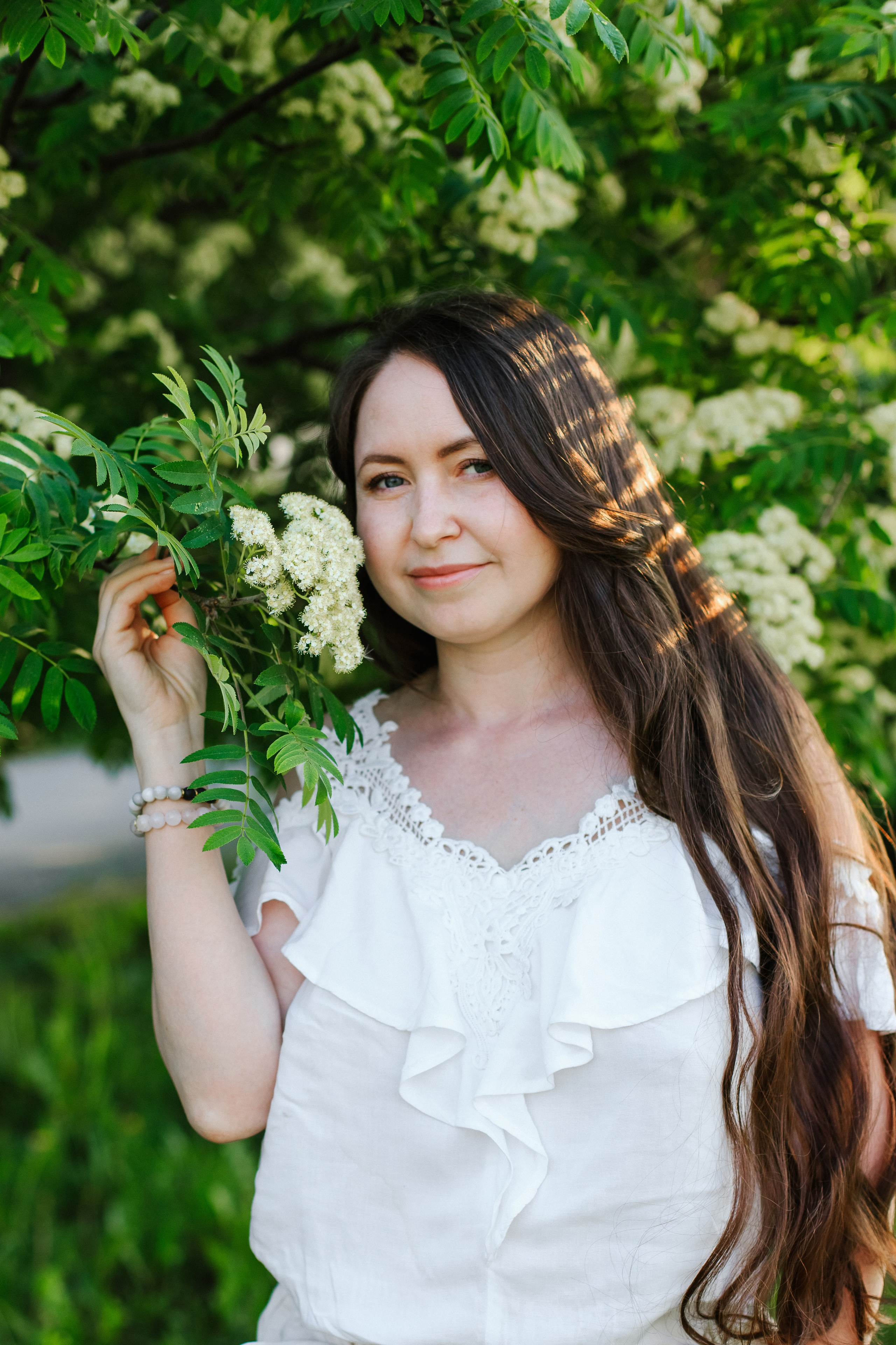 Женская фотосессия в цветении. Контентный фотограф в Перми Натали Кытманова