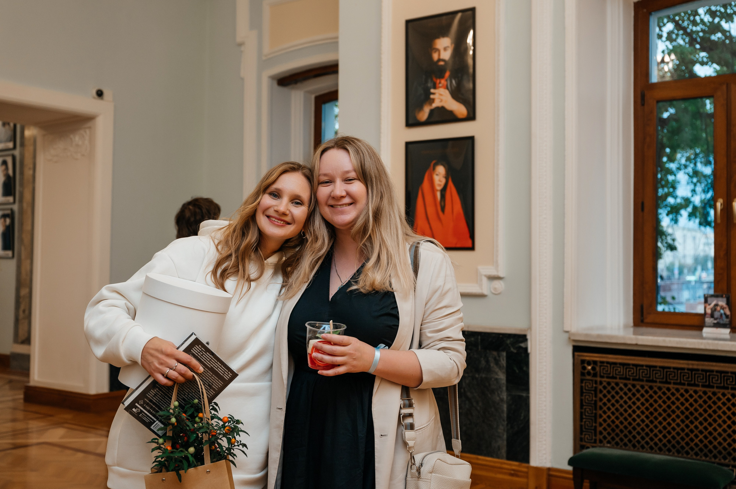 Открытие выставки Кати Васильевой в Молодежном театре. Wedding and family photographer USA