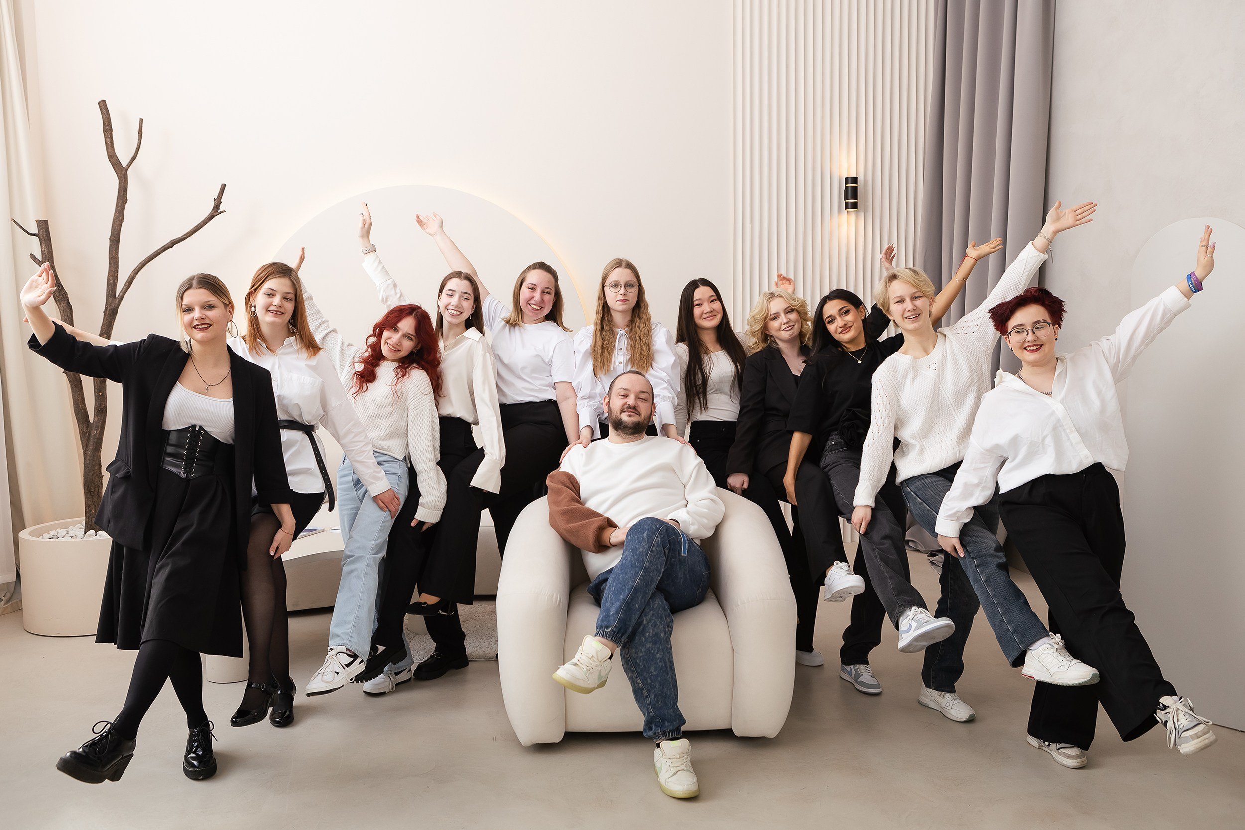 Групповое фото учителя и школьниц