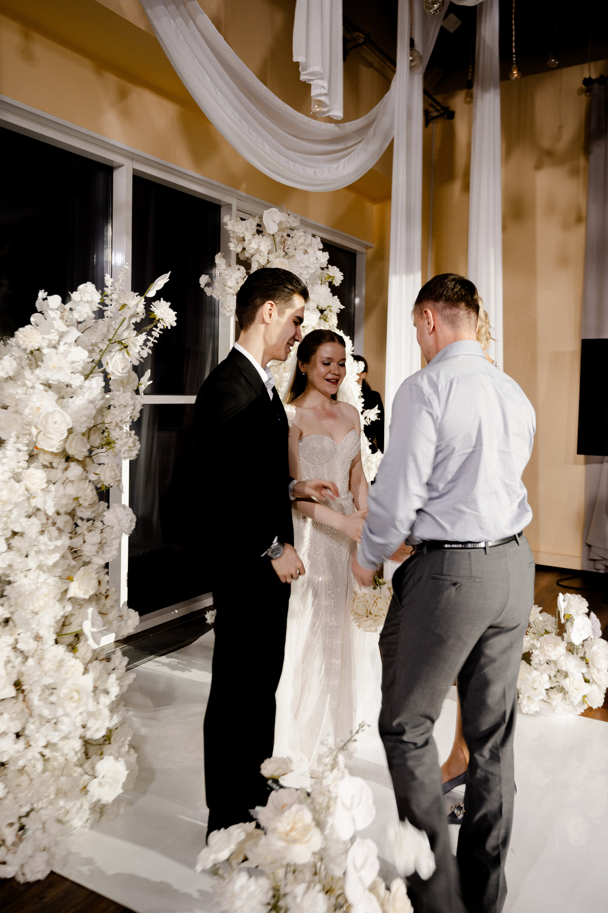 СВАДЕБНАЯ СЬЕМКА СБОРОВ В ОТЕЛЕ И ВЫЕЗД НА ЦЕРЕМОНИЮ (СНЯТО В СИБИРЕ В НИЖНЕВАРТОВСКЕ). Профессиональный фотограф, Санкт-Петербург — Виктория Богомолова