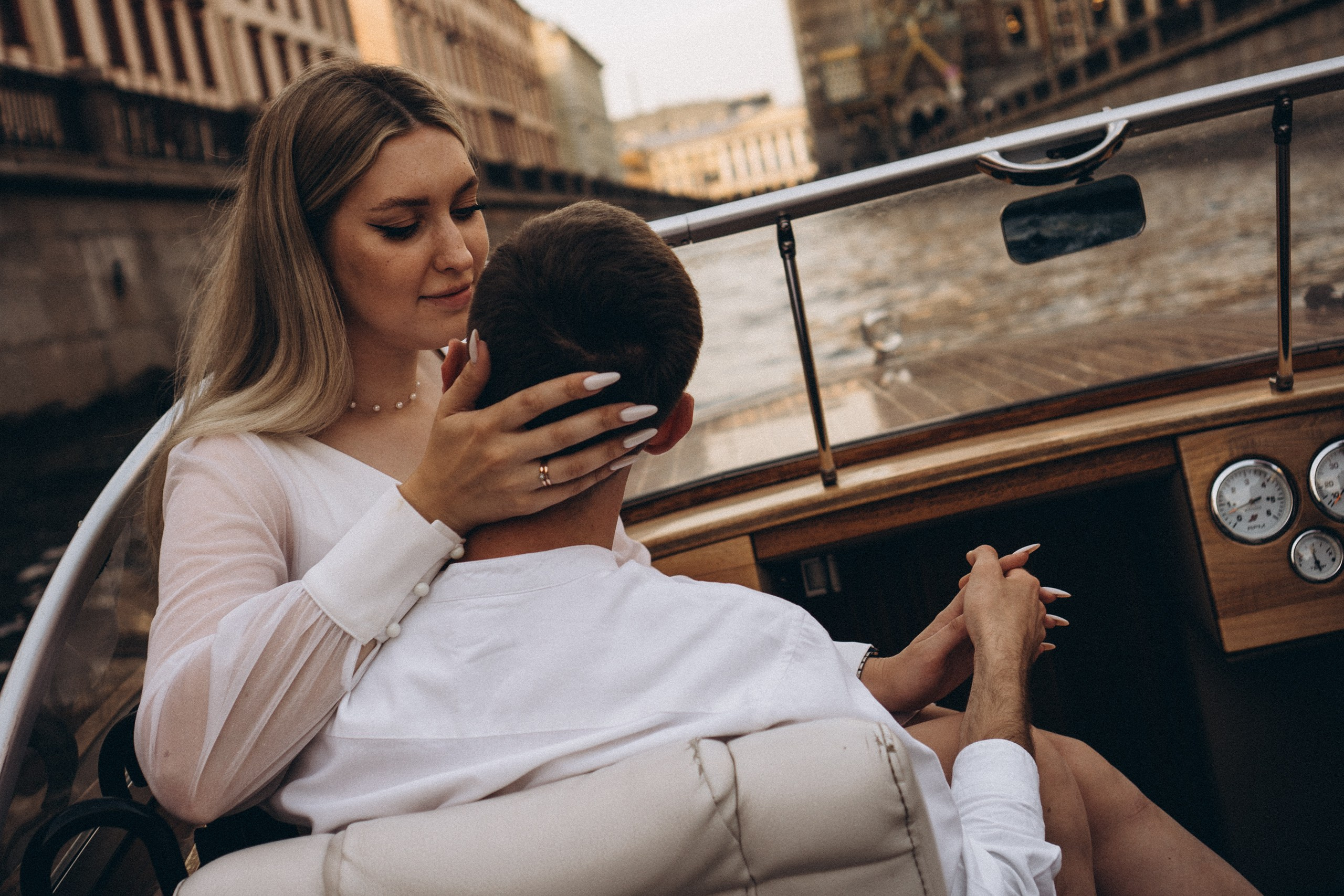 СВАДЕНБНАЯ СЬЕМКА НА КАТЕРЕ ПО КАНАЛАМ САНКТ-ПЕТЕРБУРГА И В АКВАТОРИИ НЕВЫ. Профессиональный фотограф, Санкт-Петербург — Виктория Богомолова