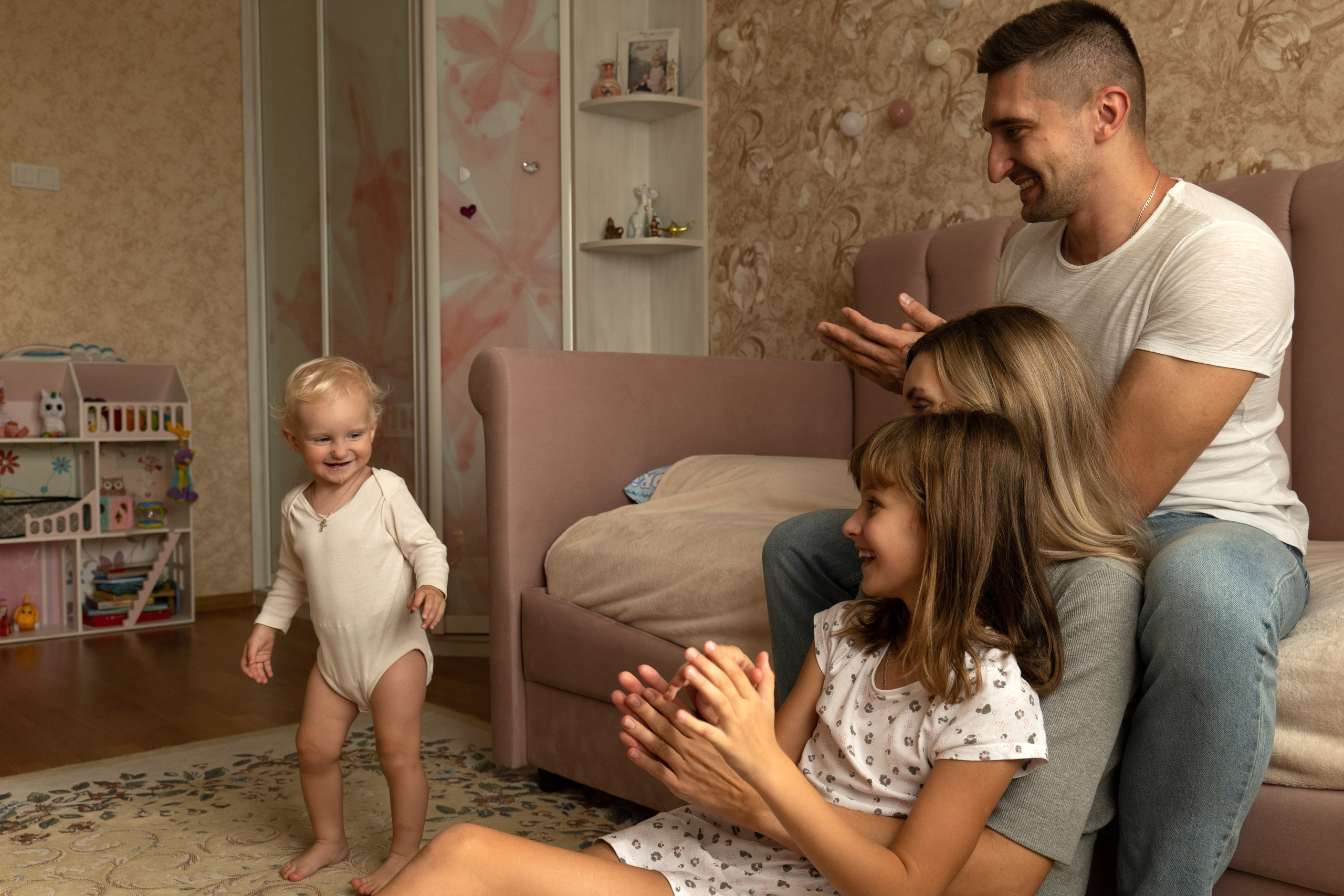 Семейная фотосессия дома. Фотограф видеограф Ольга Василевская