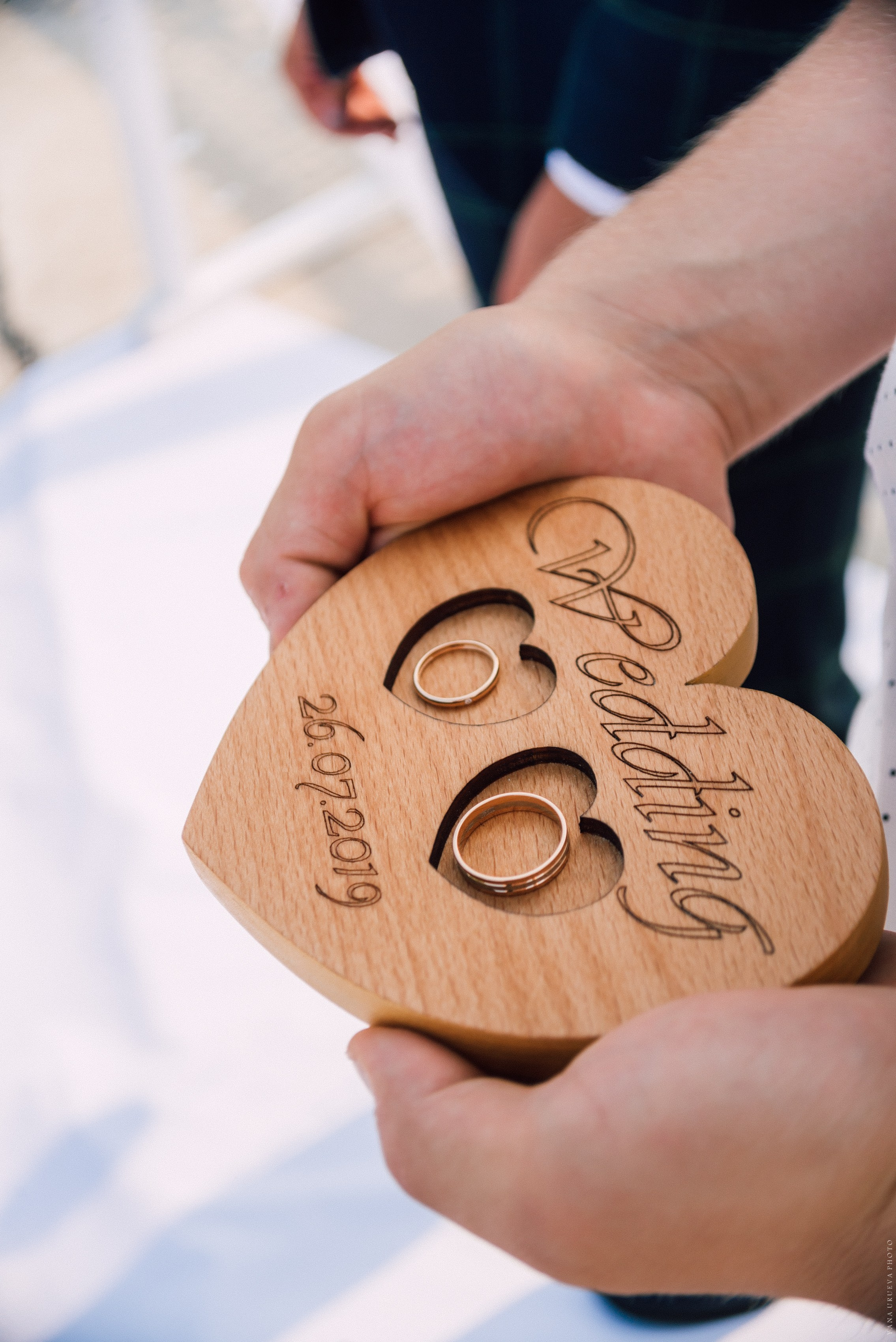 Обручальные кольца в необычной коробочке