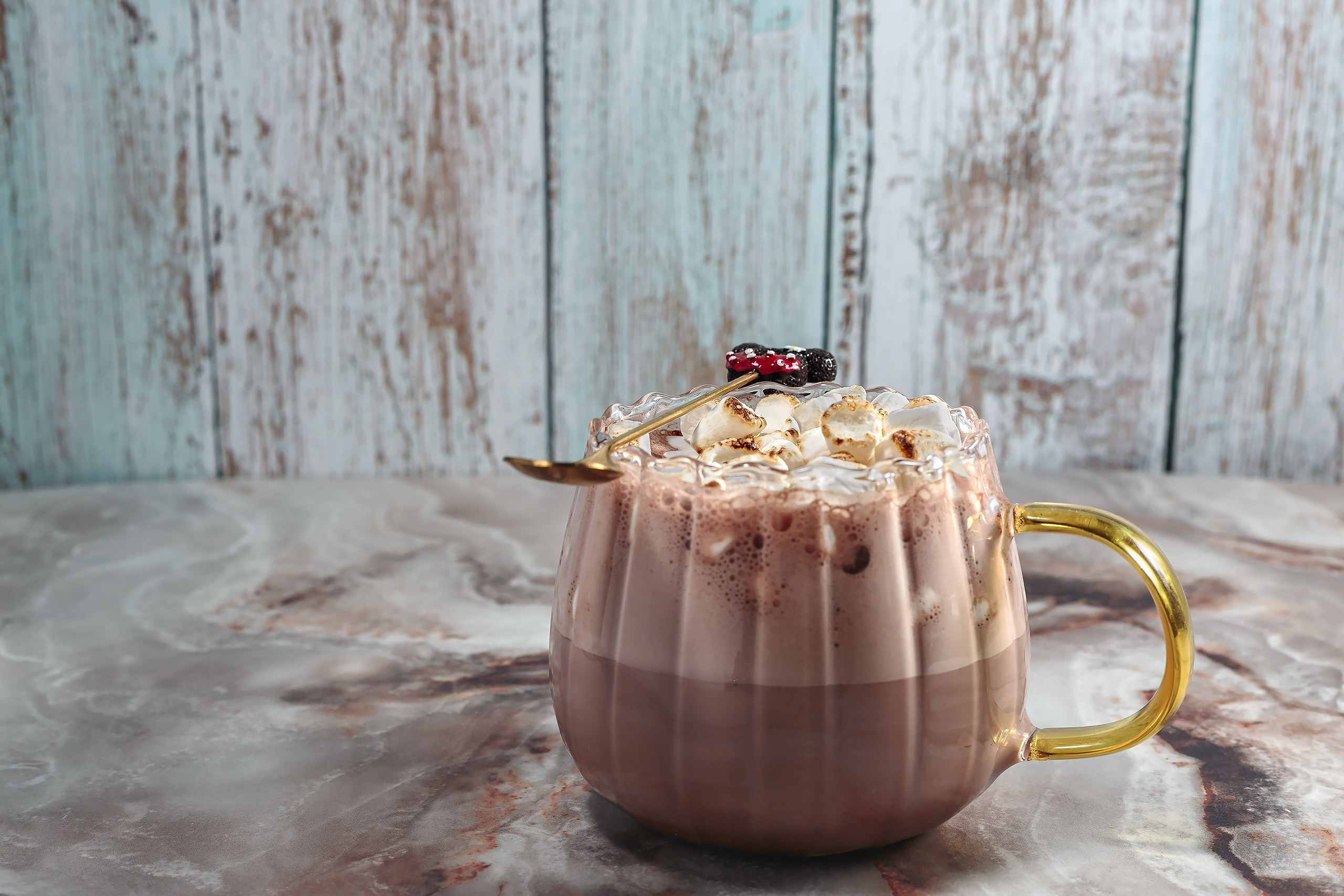 какао с маршмеллоу в стеклянной чашке кофейня кондитерская имиджевое фото