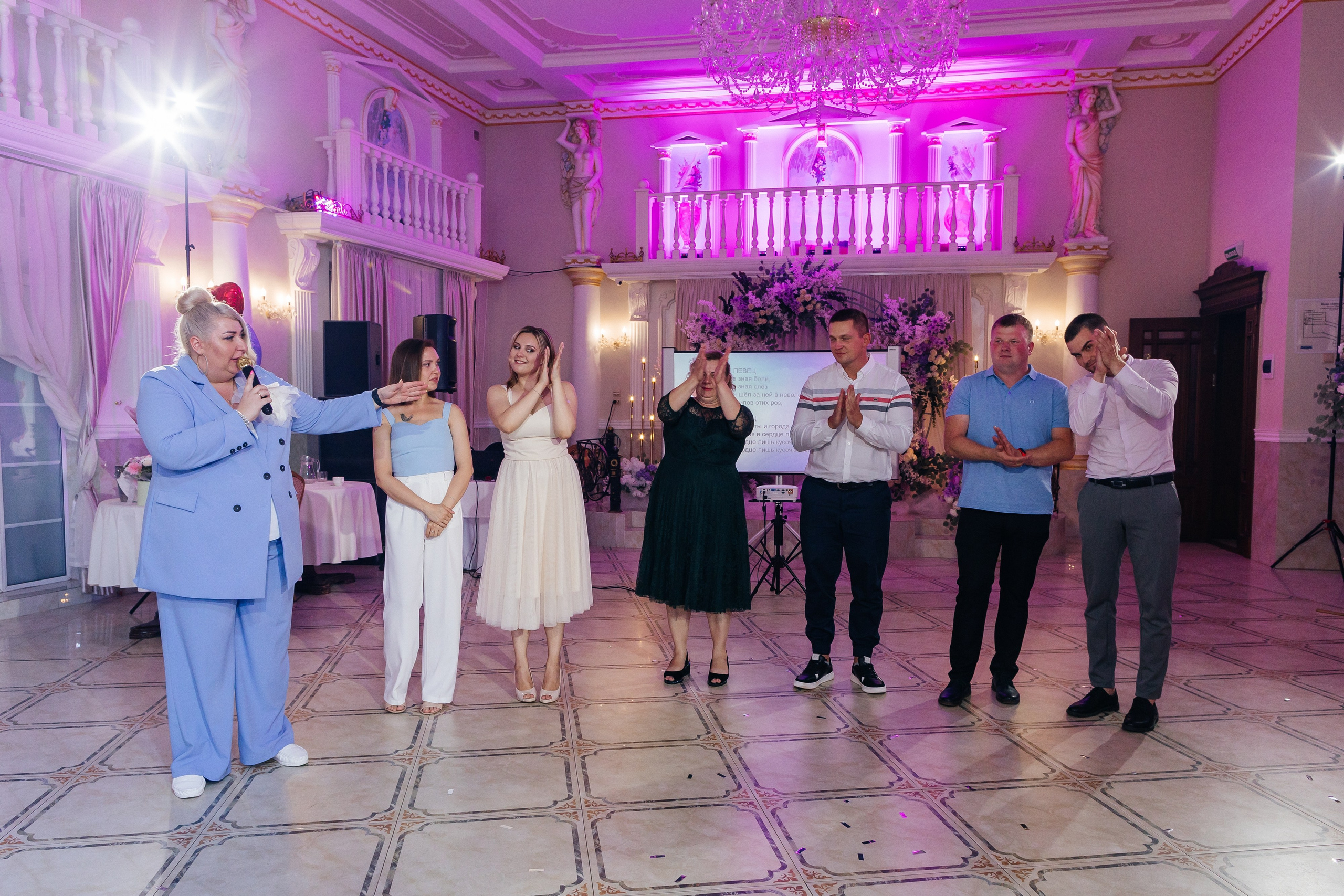 Трогательная выездная церемония в уютном ресторане. Олег Сверчков | Свадебный фотограф Вологда