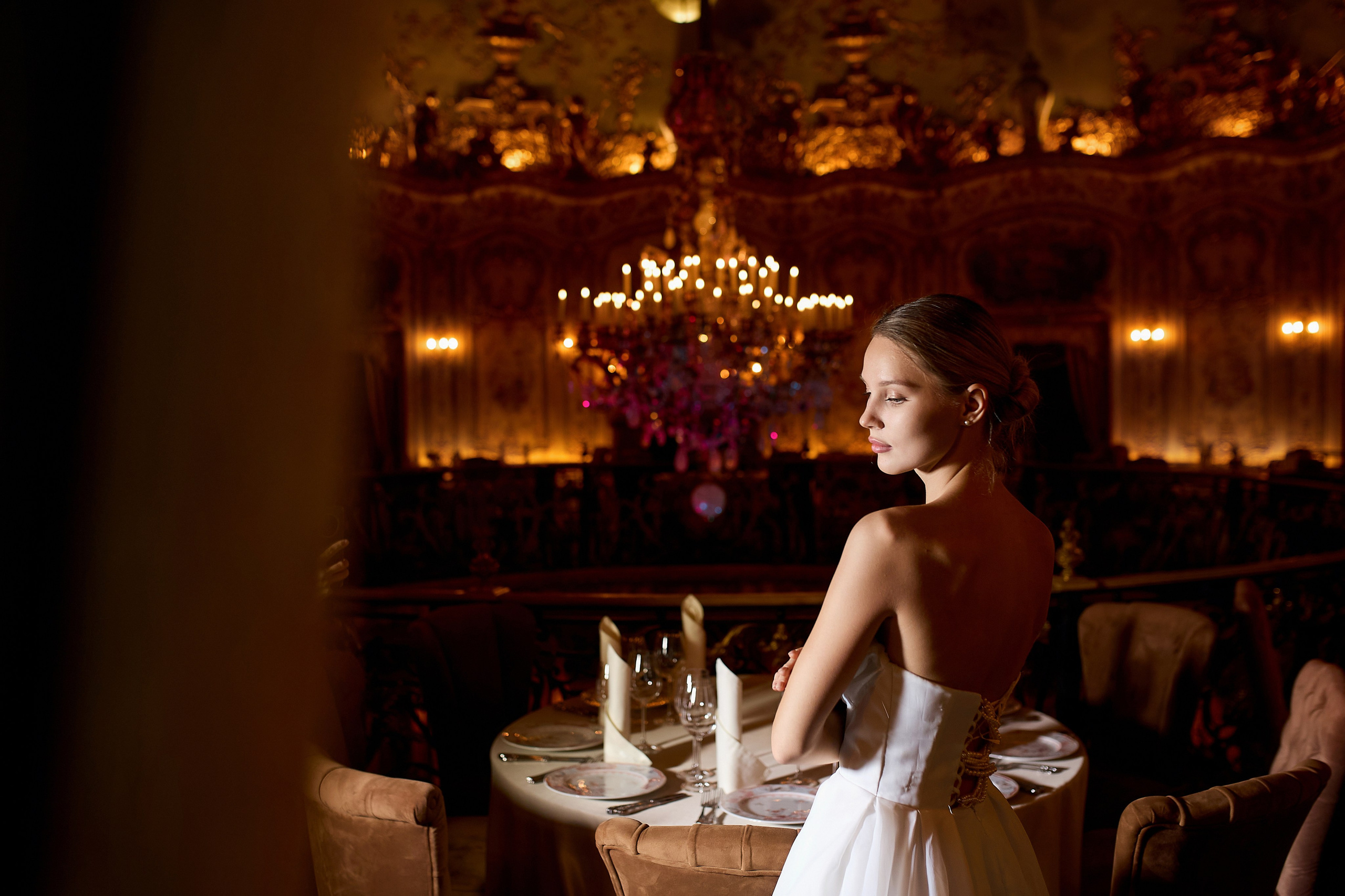 Художественный портрет невесты в театре с красивым светом. Фотограф: Орешина Елена.