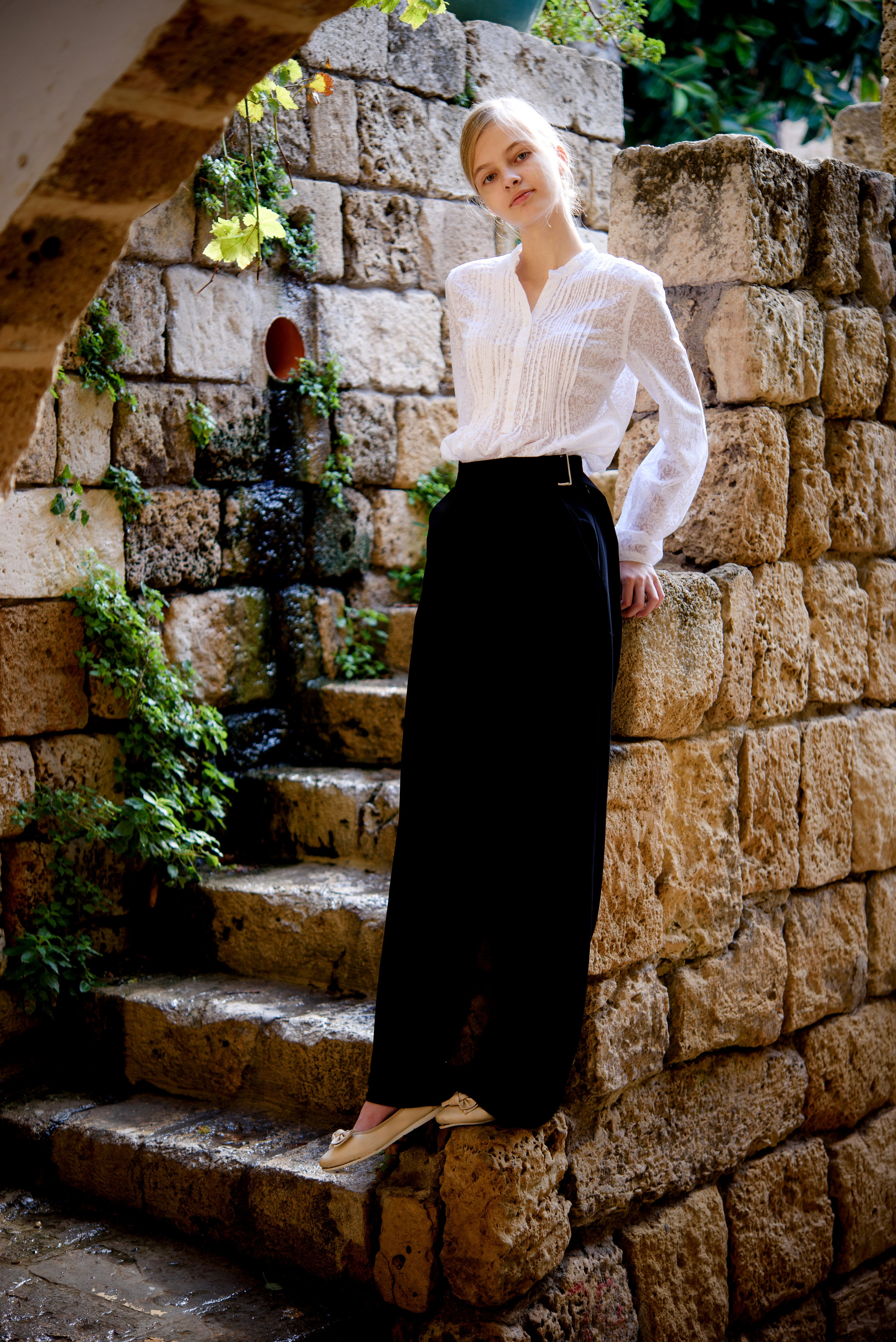 Девочка подросток на фоне лестницы в контровом свете 