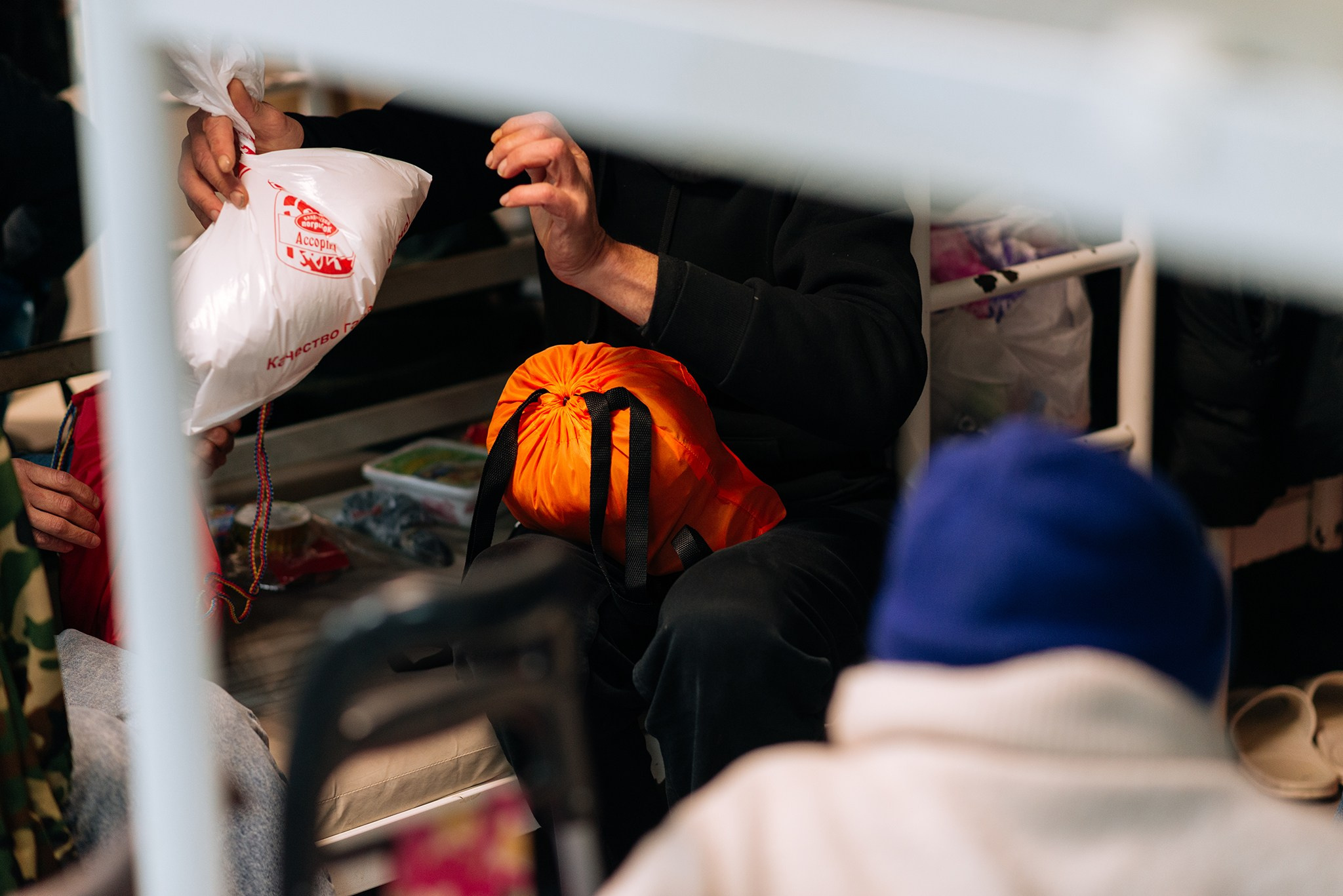 Выдача подарков в Пункте обогрева и Ночном приюте. Репортажный фотограф в Санкт-Петербурге Анастасия Клёпова