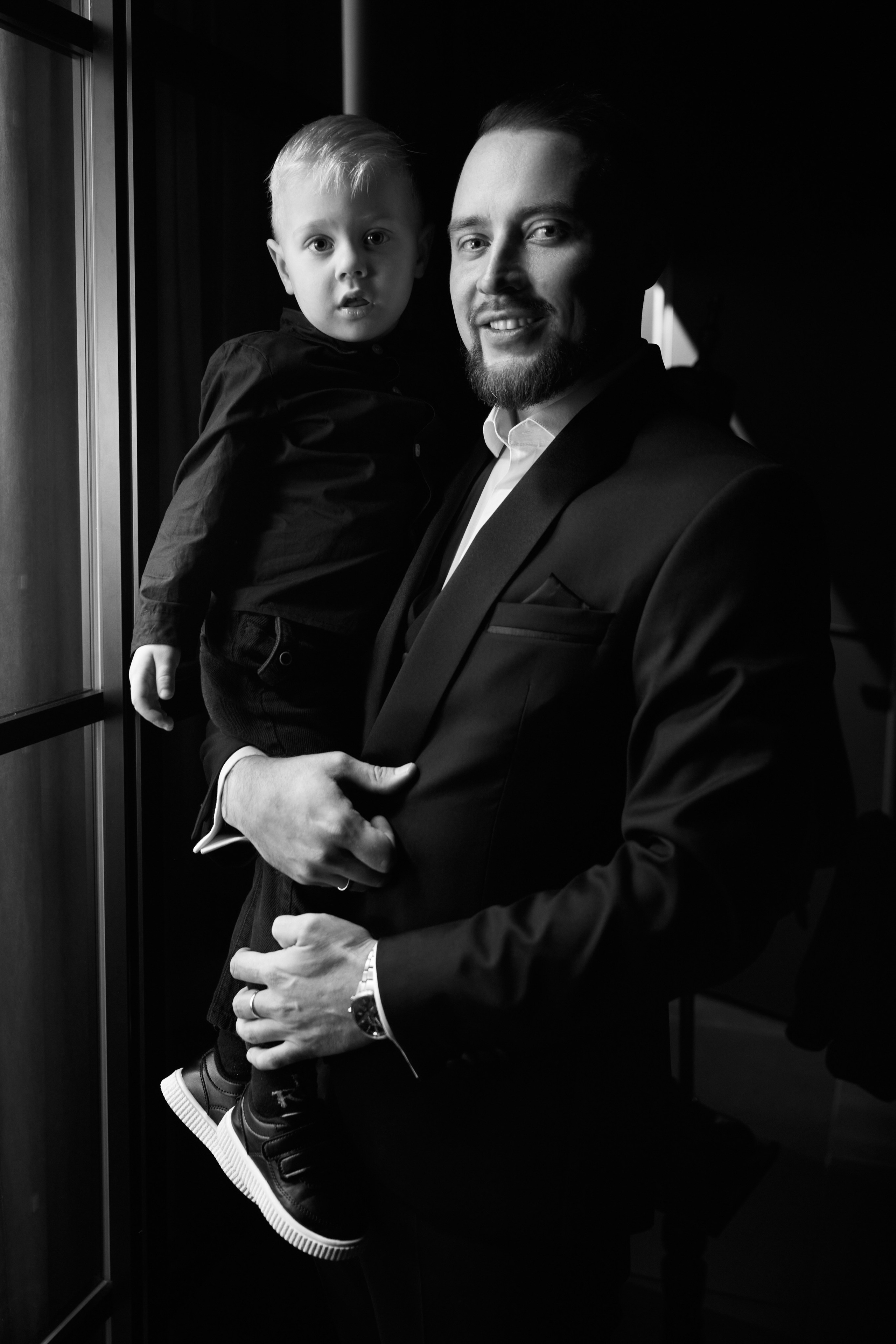 Портрет жениха с мальчиком на руках