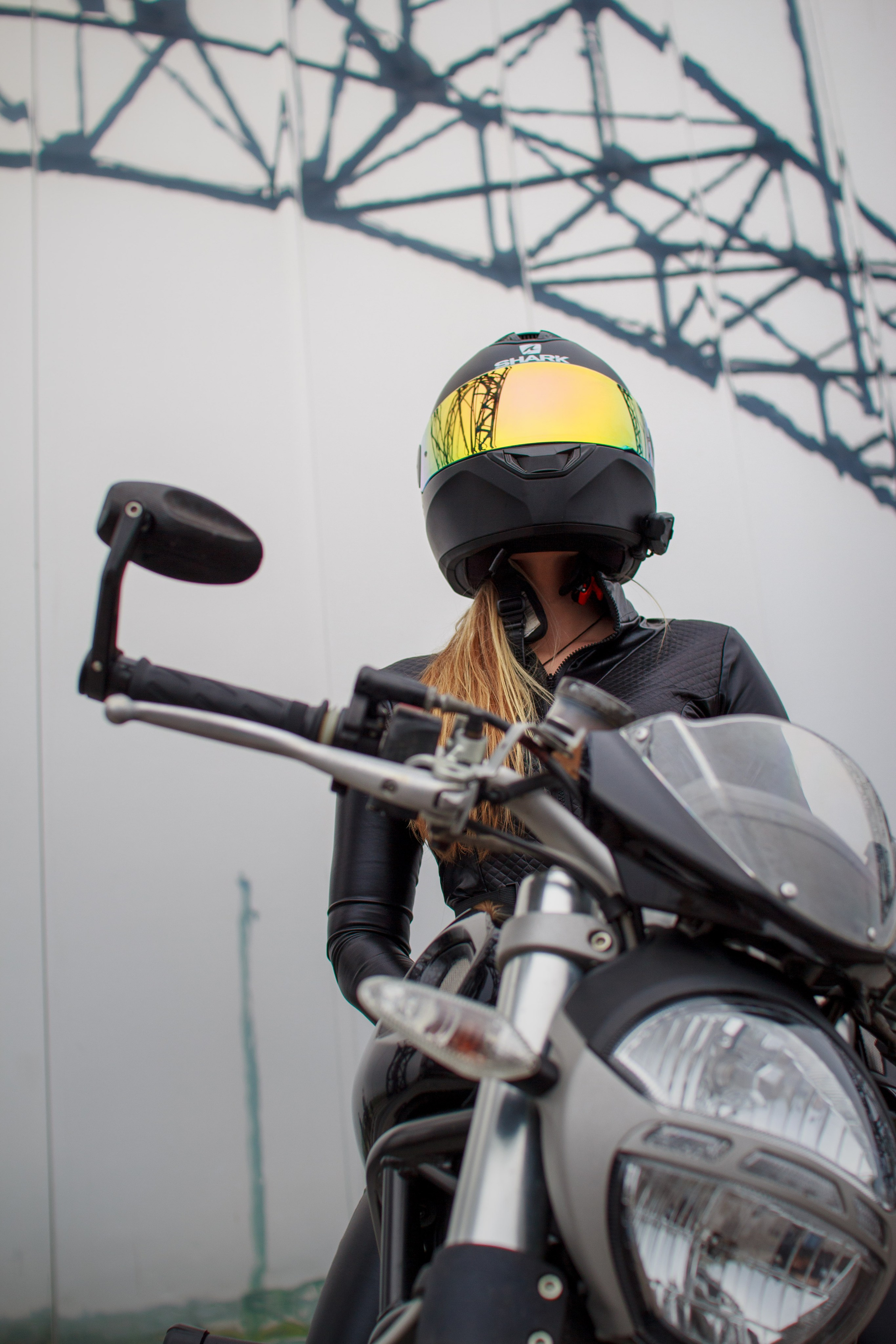 Красивая девушка на мотоцикле