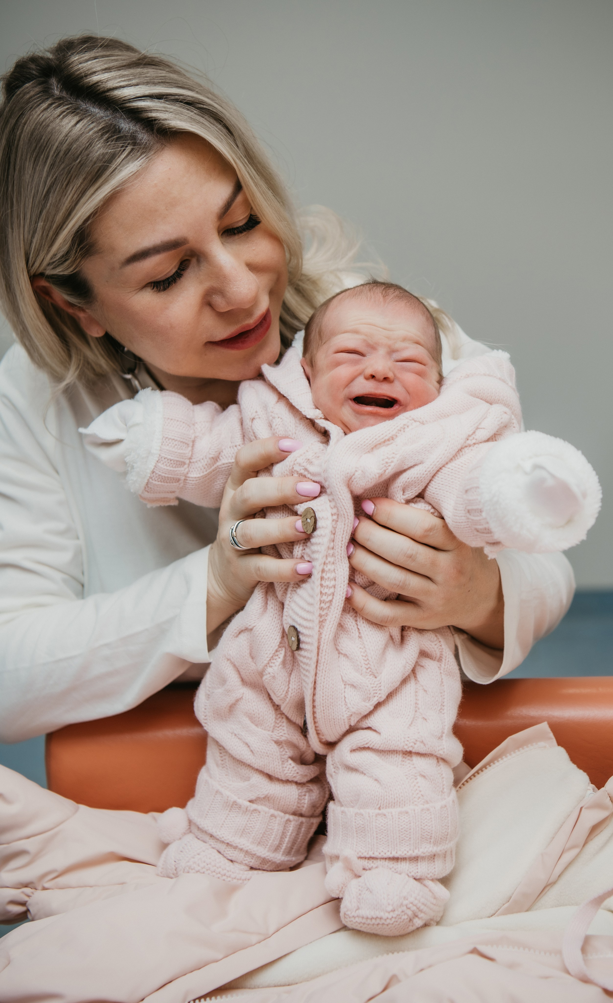 Выписка малышки. Мать и дитя на Севастопольском. Фотограф на выписку из роддома в Москве и МО