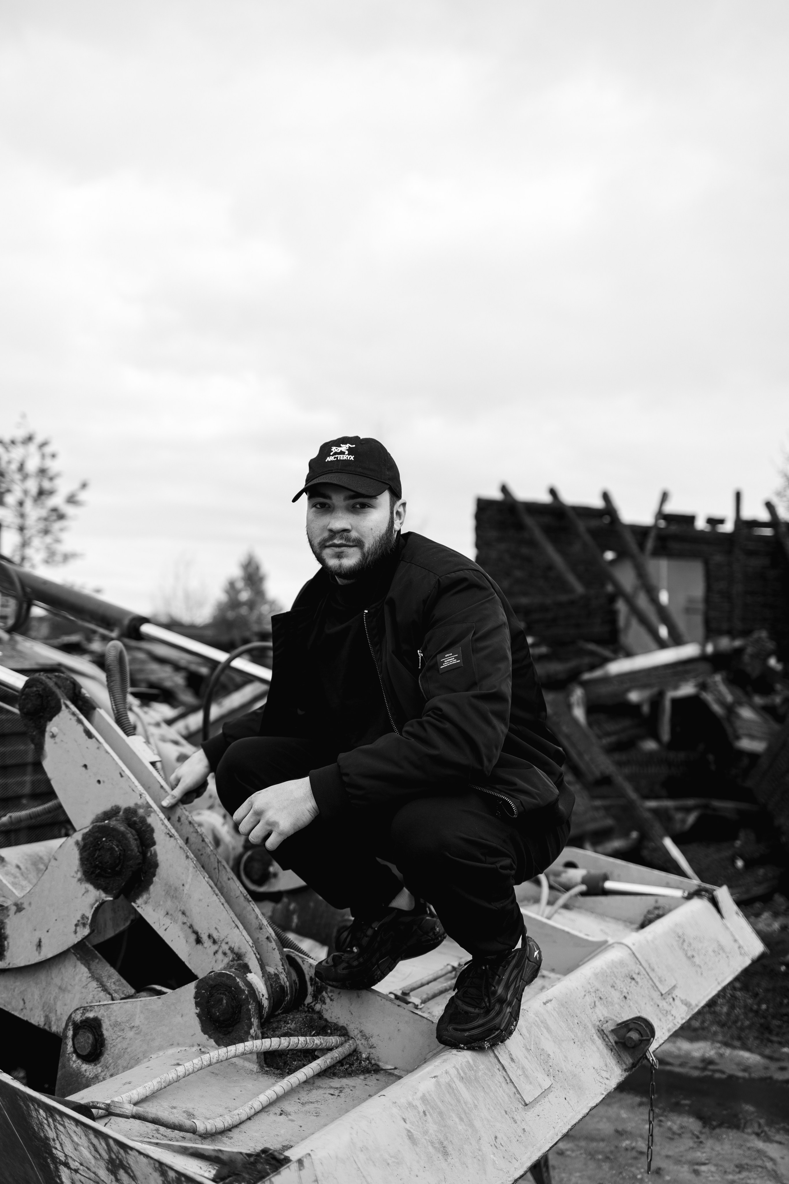 Илья за 1 час до сноса дома, который сгорел у нас в 2023. Семейный фотограф Надежда Каримова | Иркутск Байкал Аршан