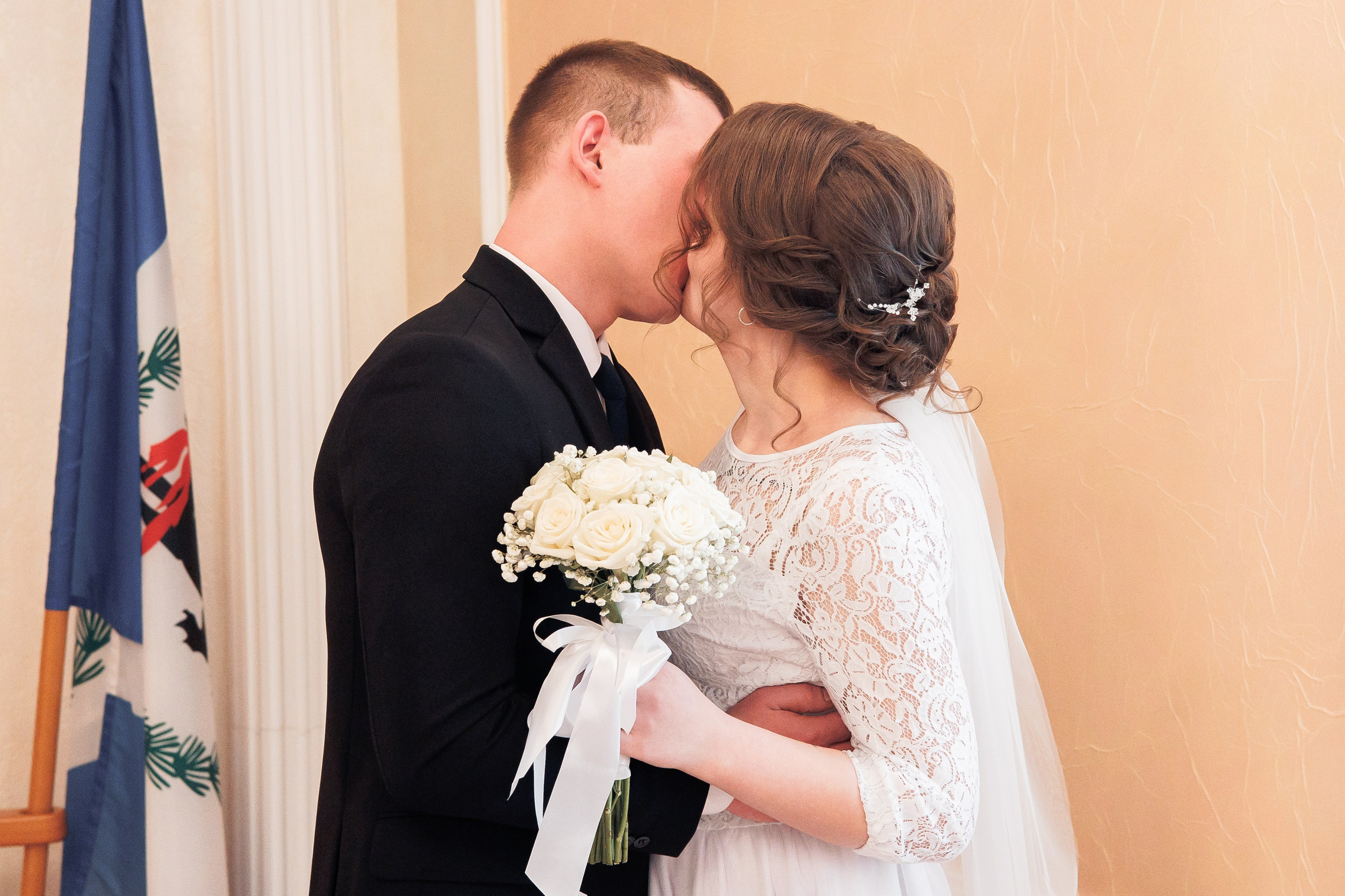 Подпись документов в ЗАГСе.