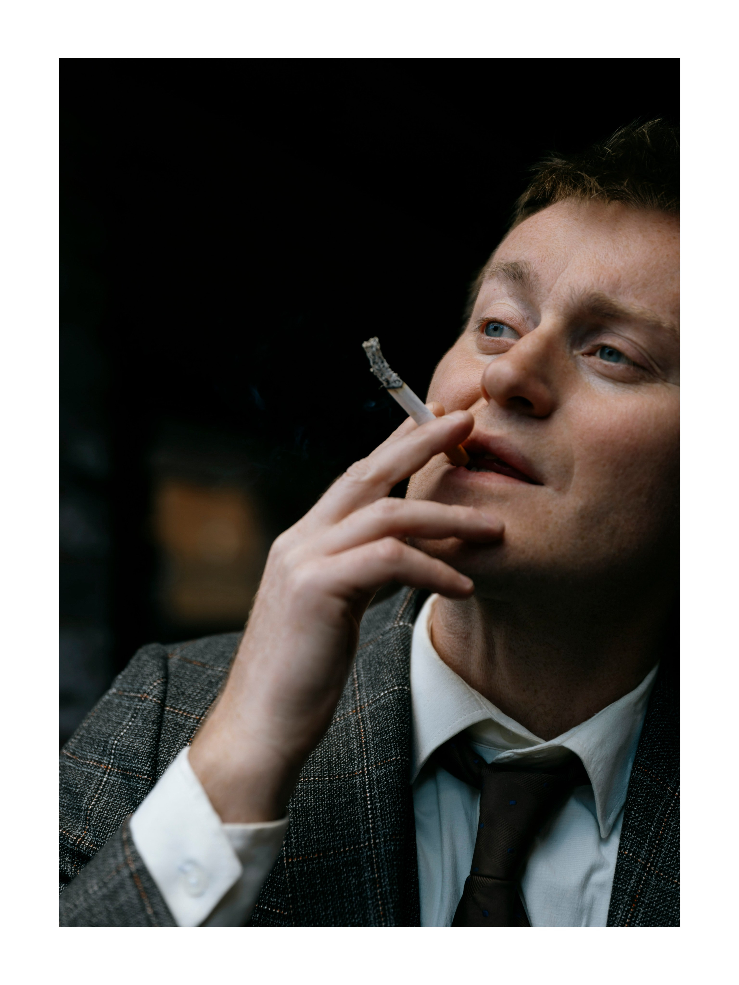 мужчина курит сигарету 