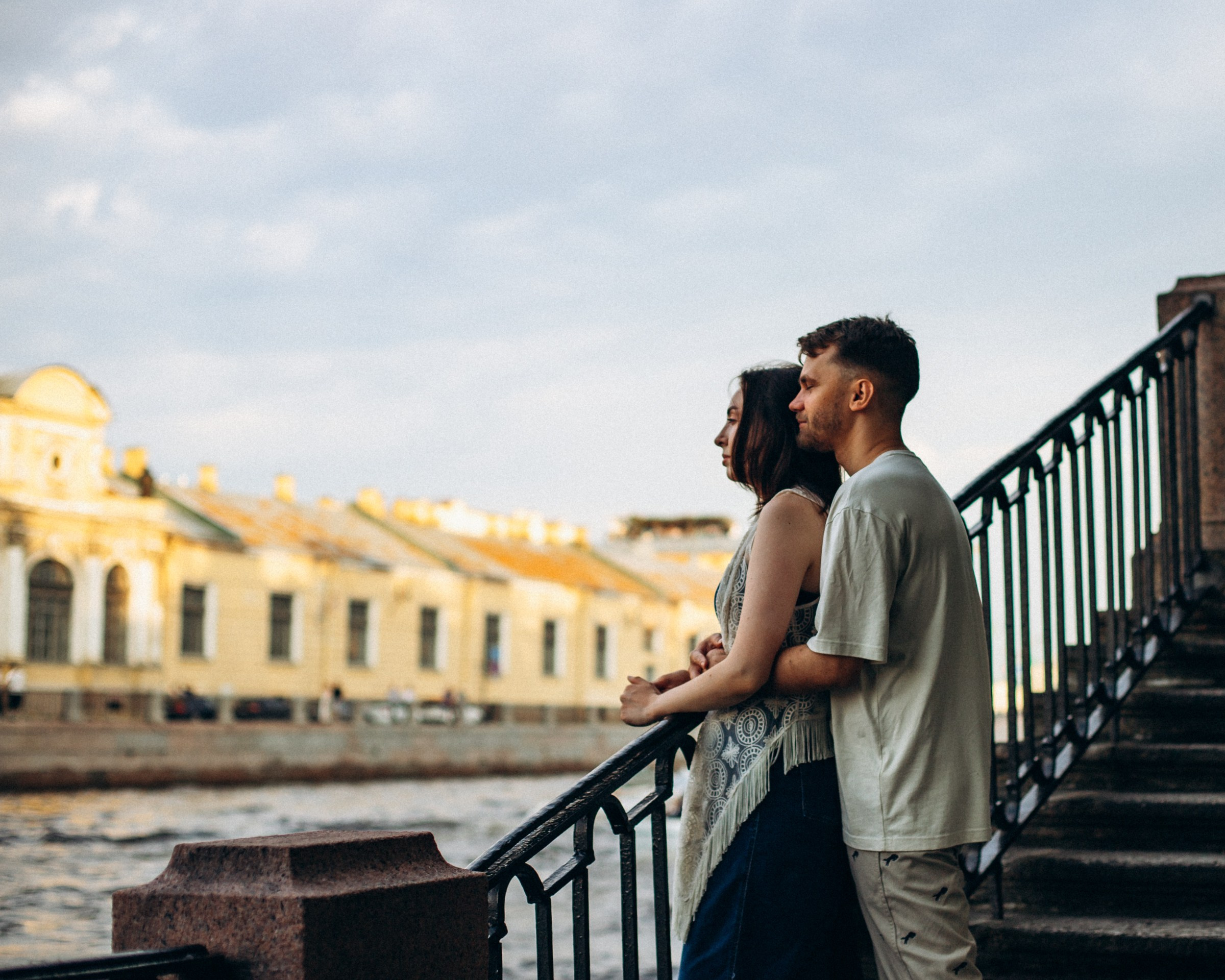 Валерия с супругом в июле. Фотопрогулка в Петербурге. Индивидуальный и семейный фотограф в Санкт-Петербурге