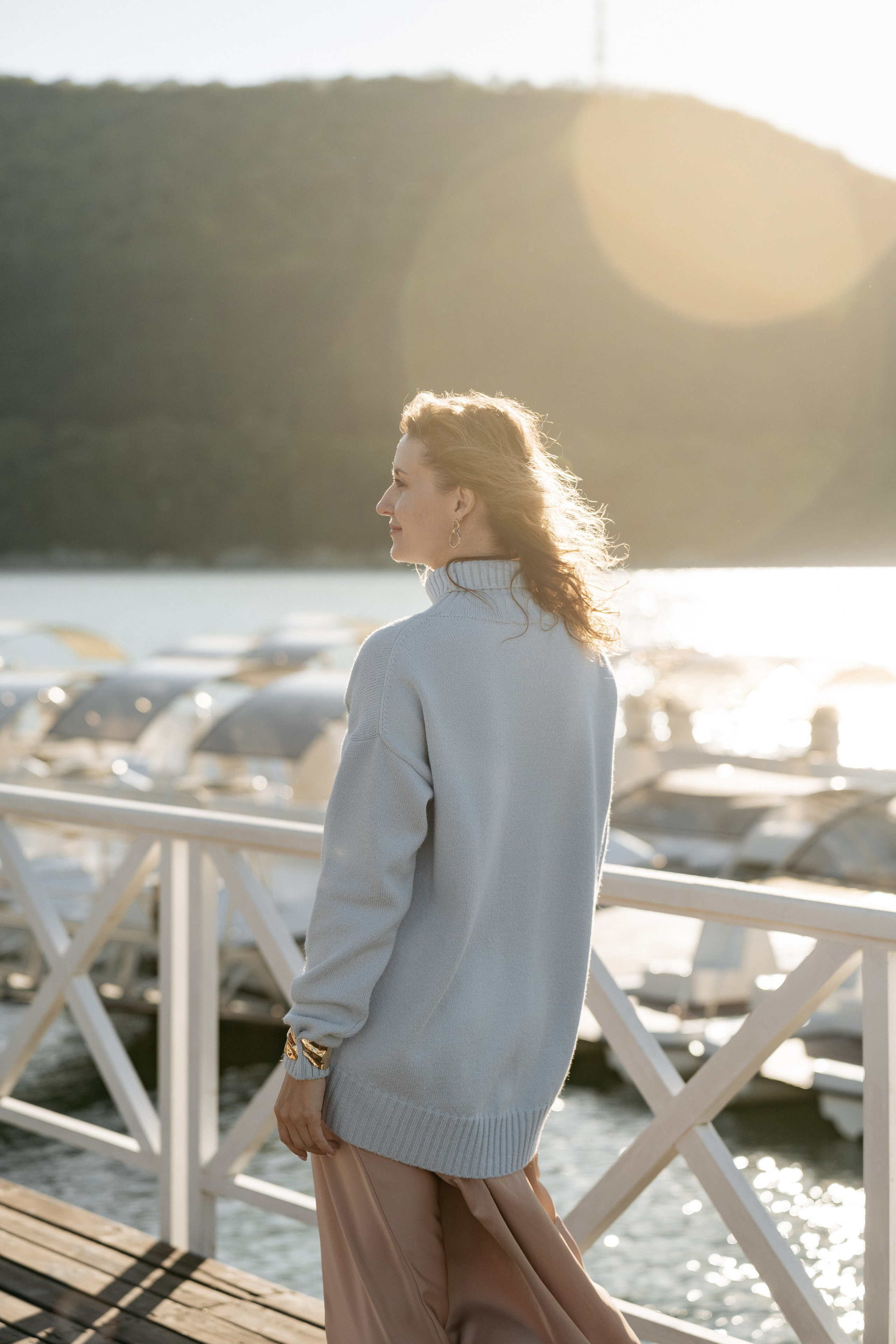 Фото у воды: легкие платья, ветер и счастливые моменты в локации Абрау-Дюрсо