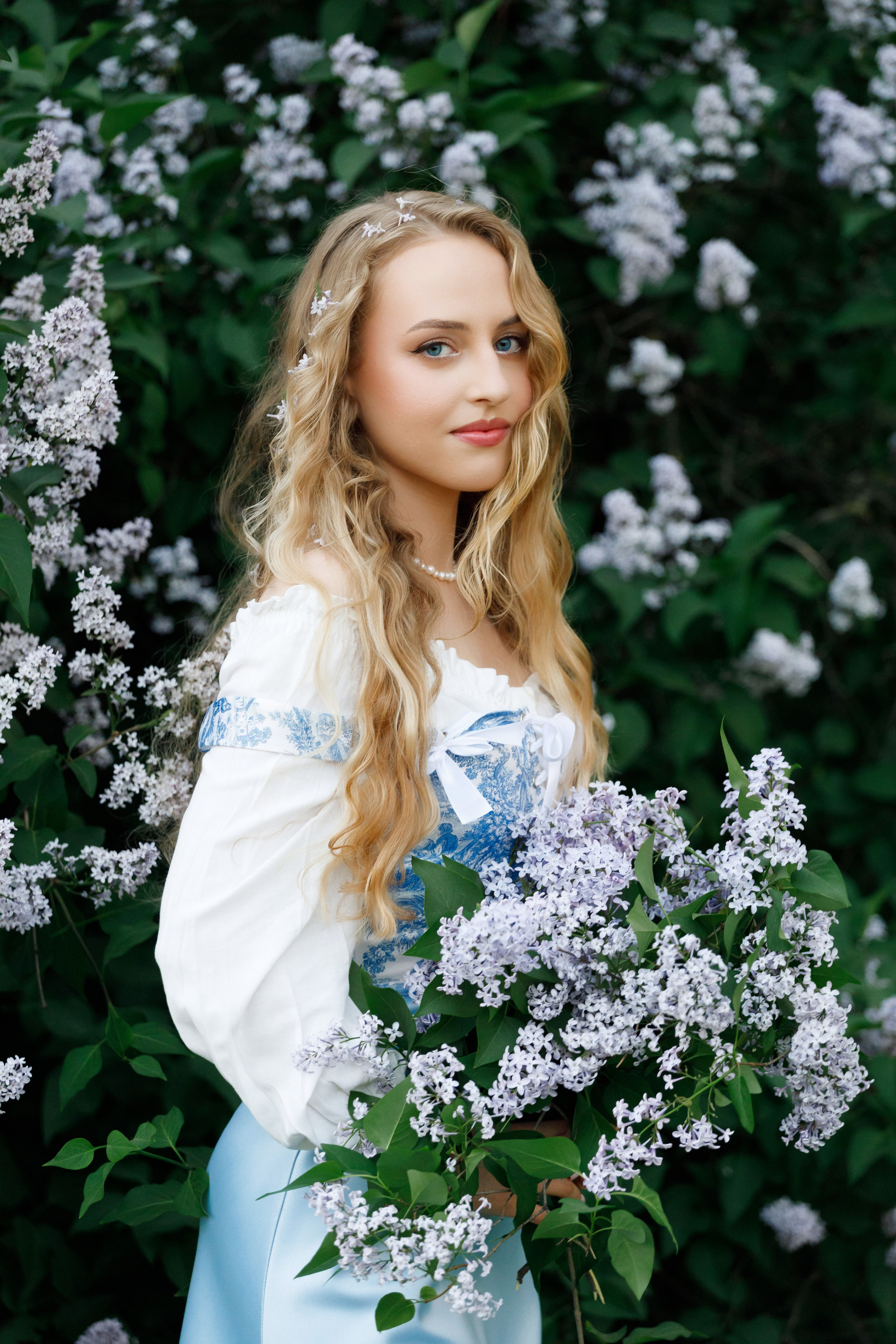 Фотосъемка в цветущей сирени. Модель Ангелина. Фотограф Яков Поспехов