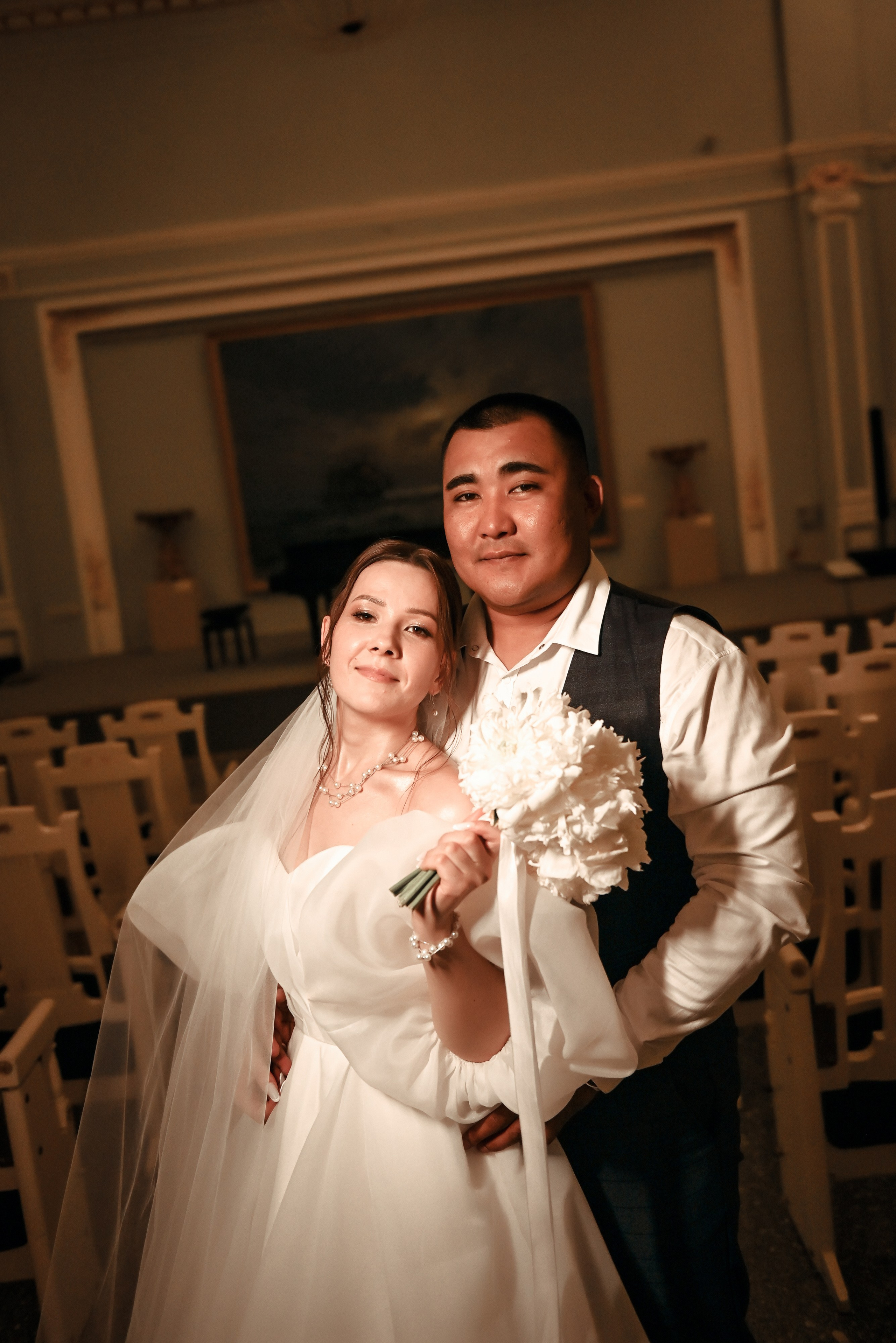 Небольшая свадебная серия в музее и прогулкой под дождем Эльмиры и Ризата. Свадебный, семейный, детский, контент фотограф в Омске Максим Ильин