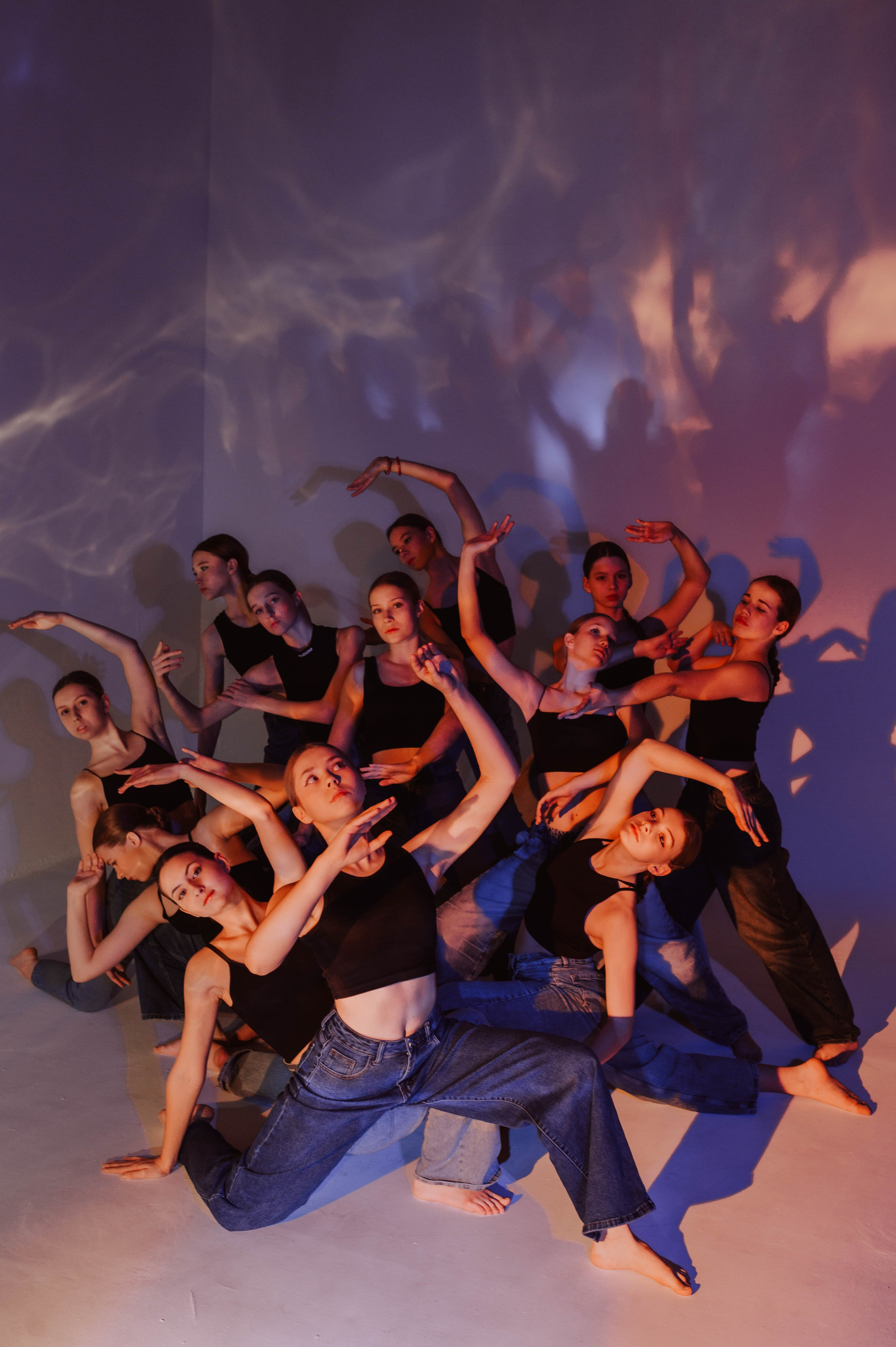 Фотосессия танцоров СПБ, фотосъемка для танцевальной школы Санкт-Петербург, танцевальная фотосессия СПб, фотосъемка танцевального коллектива. Танцевальная студия "Легенда". Фотосессия с цветным светом СПб.