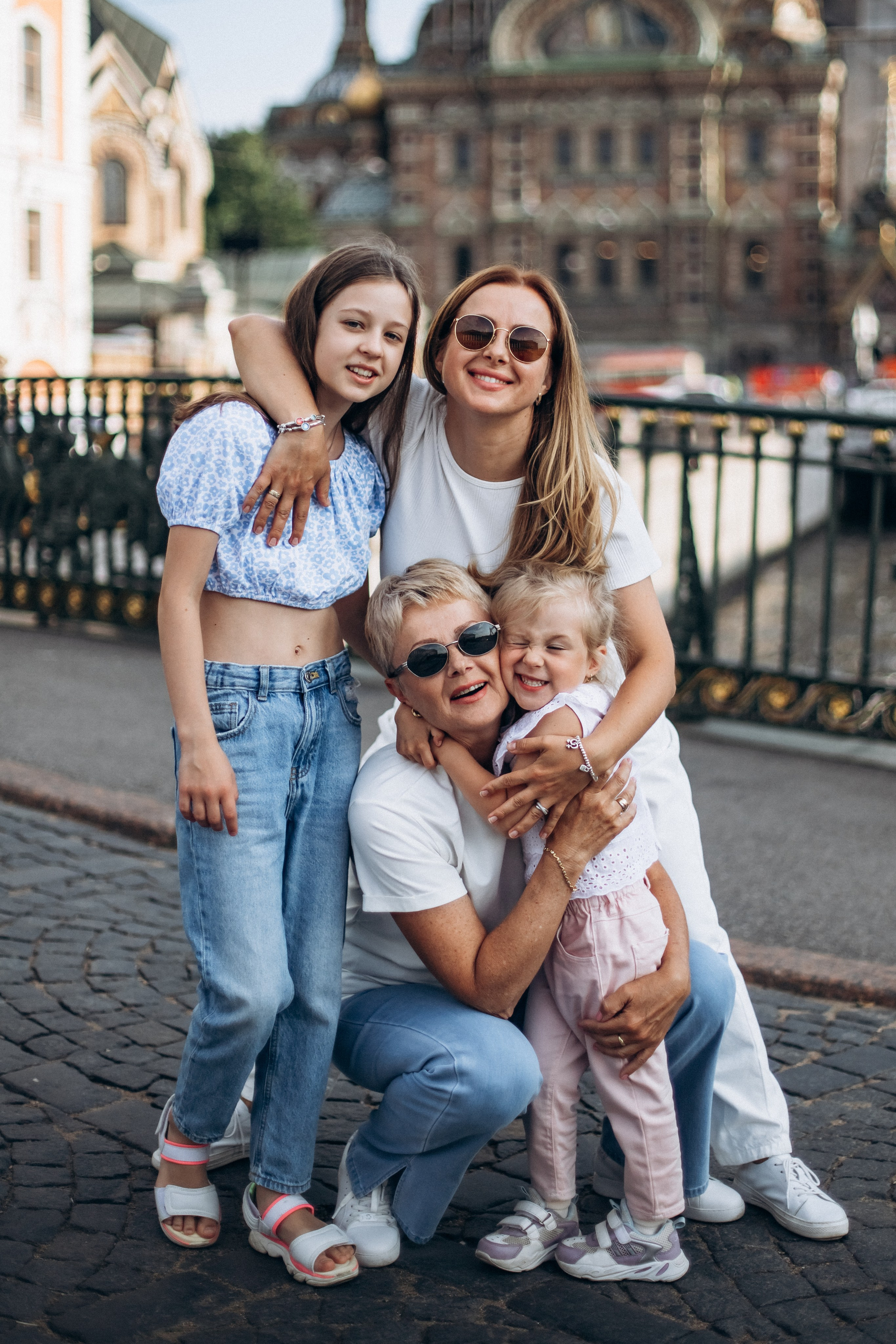 Дарья с семьей в июне. Фотопрогулка в Петербурге. Индивидуальный и семейный фотограф в Санкт-Петербурге