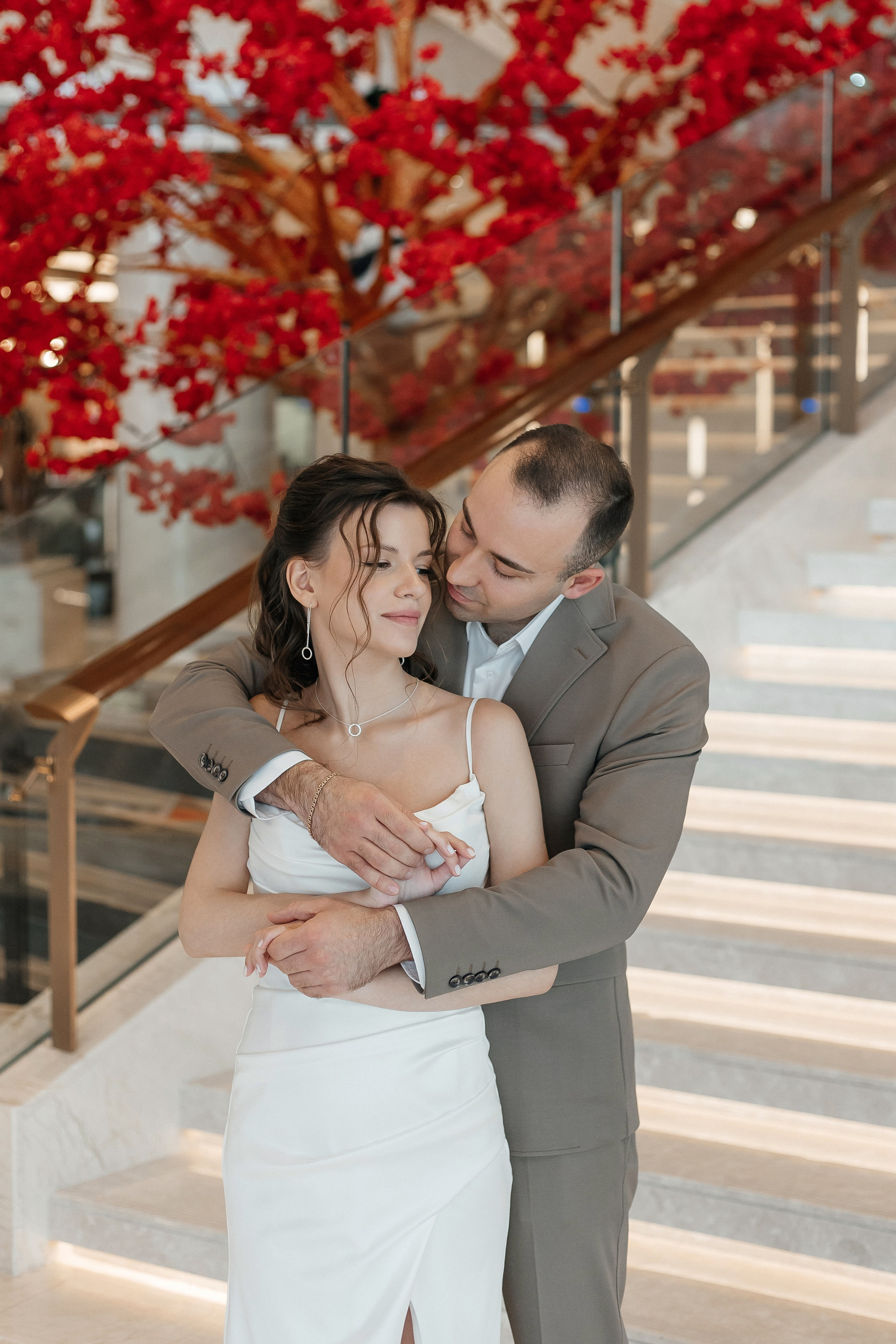 Свадебная фотосессия на лестнице отеля Солюкс в Москве