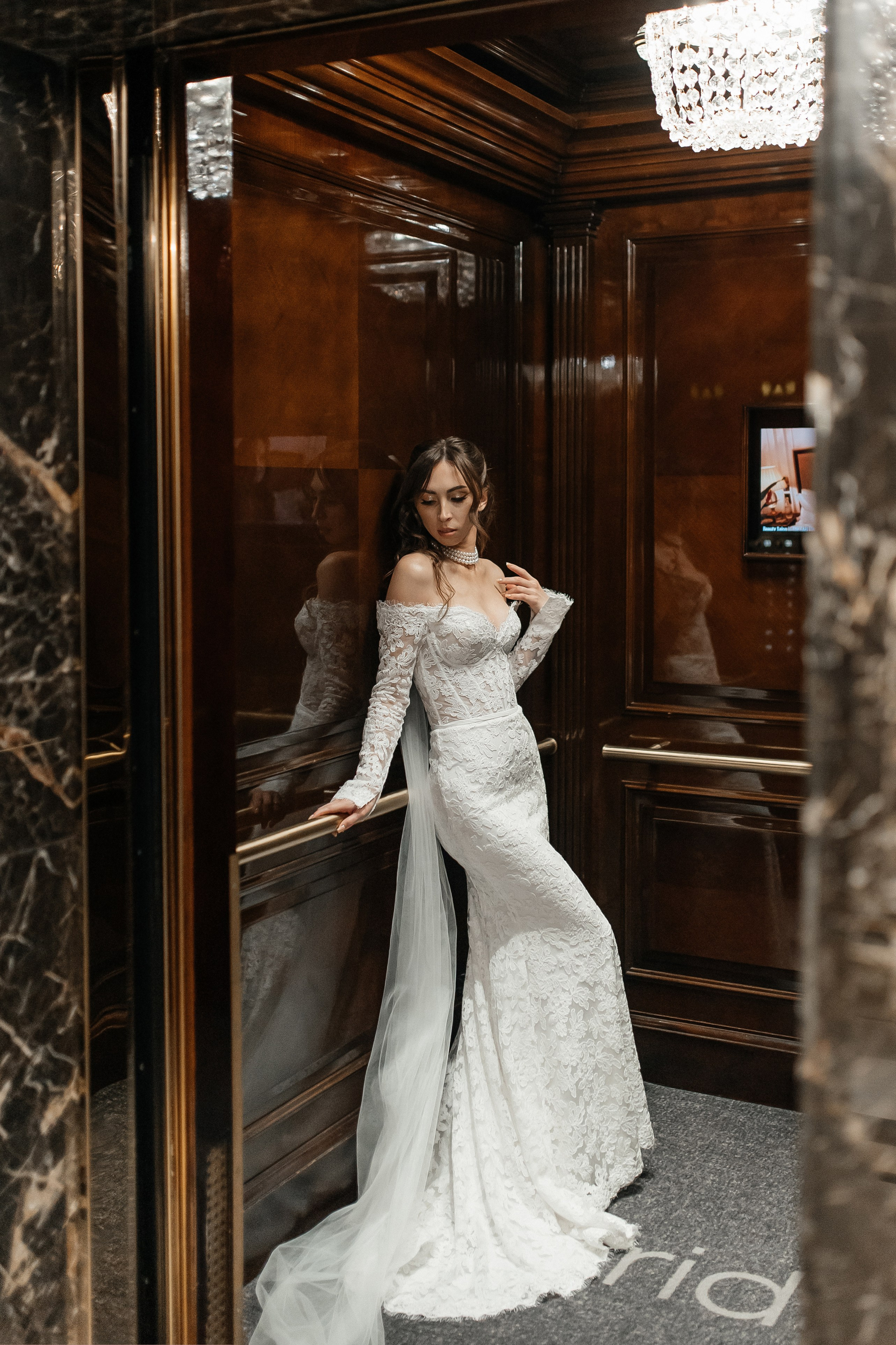 Свадебная фотосессия в лифте отеля The Carlton, Moscow  