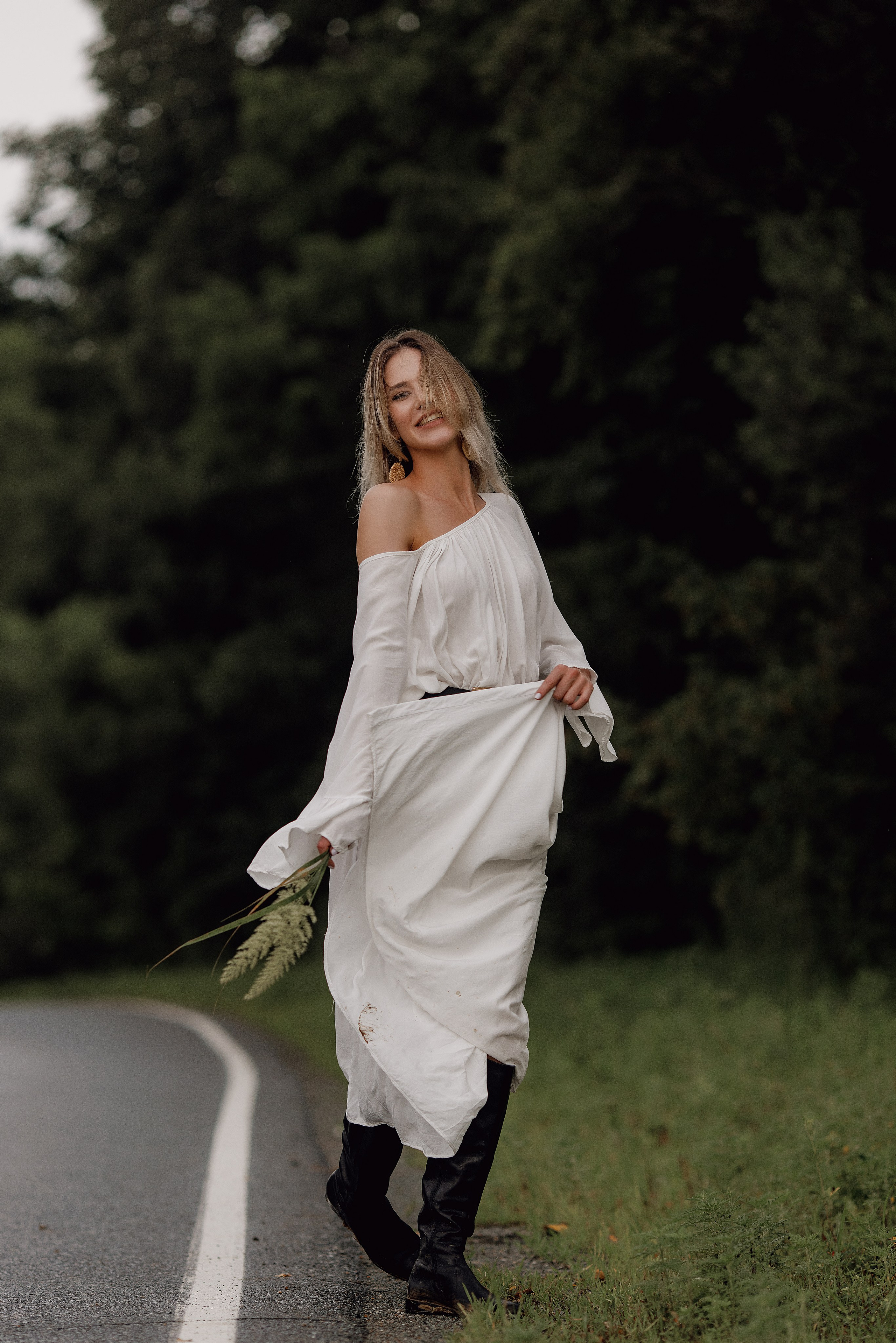 Вечерняя прогулка в поле. Свадебный фотограф Санкт-Петербург  Москва