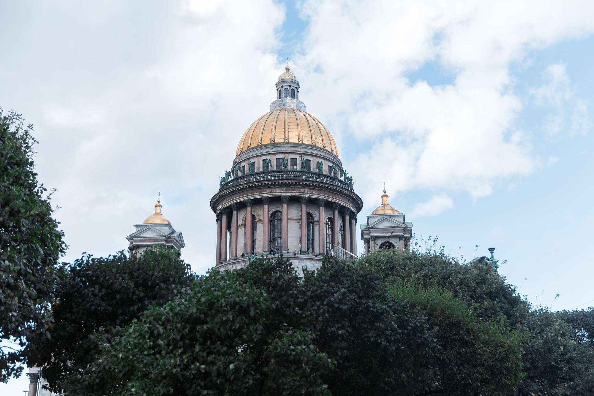 Вид на Исаакиевский собор в Санкт-Петербурге