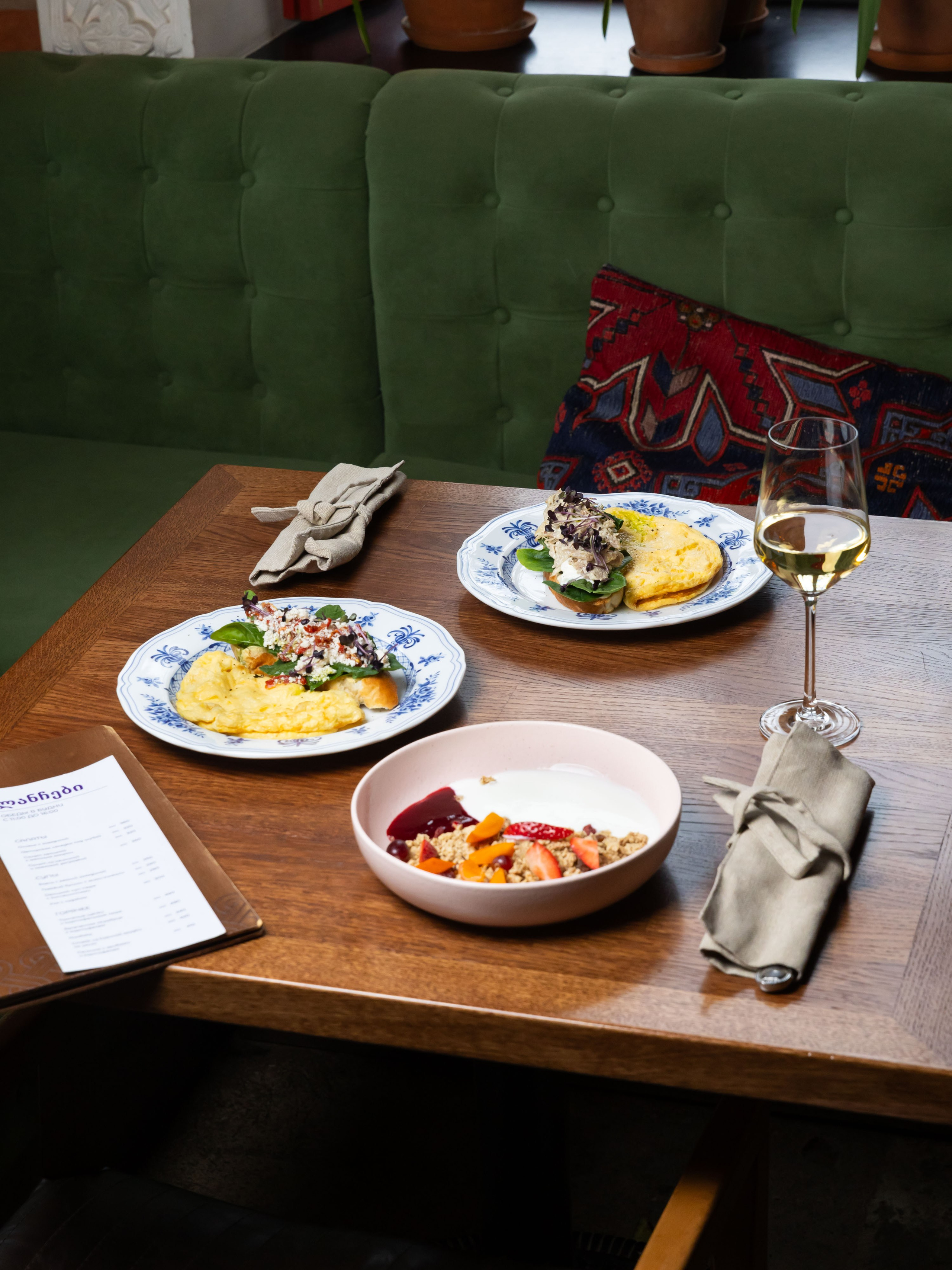 27.02.2026 Нино играет в домино. ФОТОГРАФ ВИНОГРАДОВА ДАРЬЯ