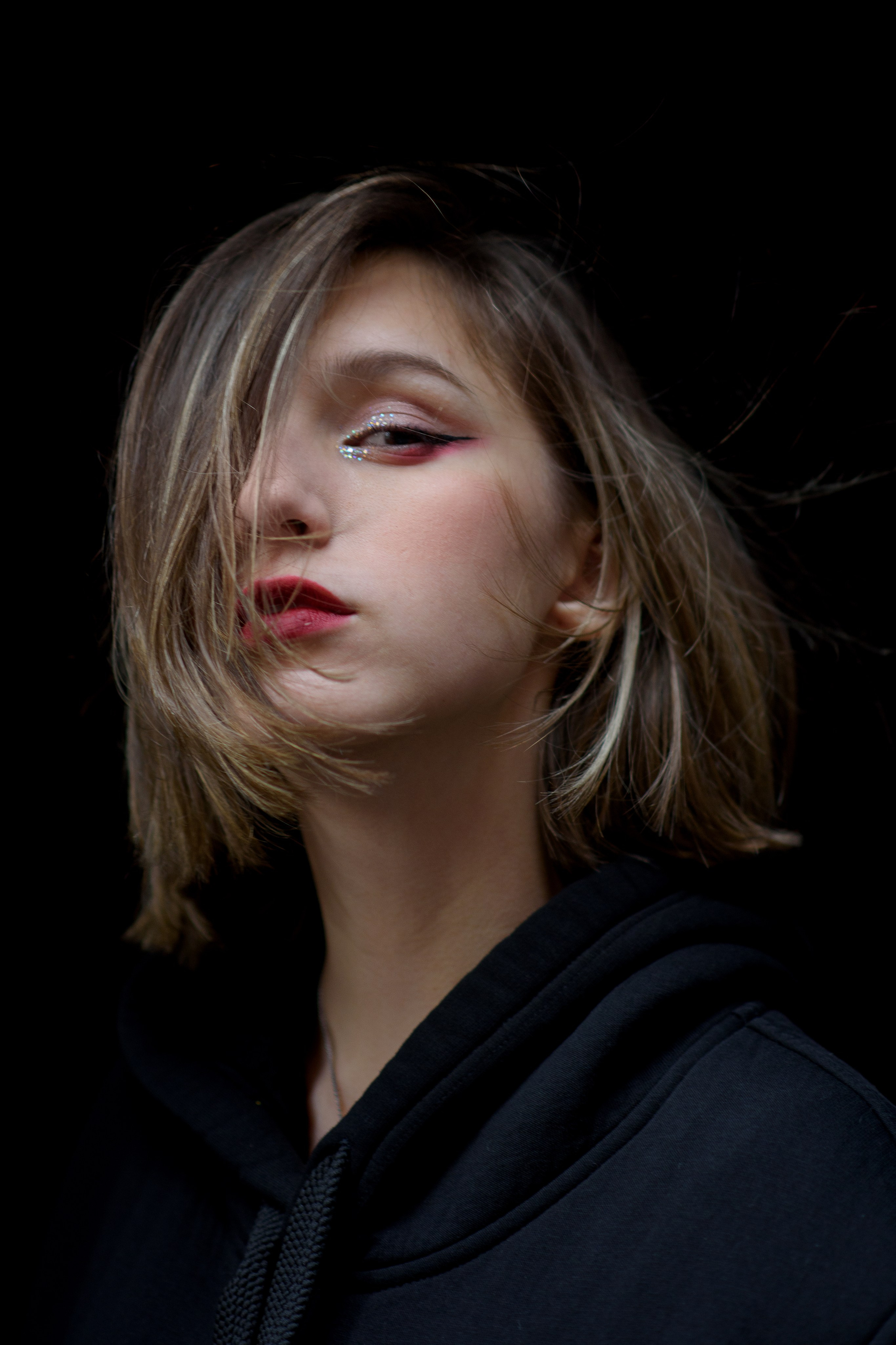 Фотосессия на 18тилетие на территории Красного октября в черной толстовке, крупный план 