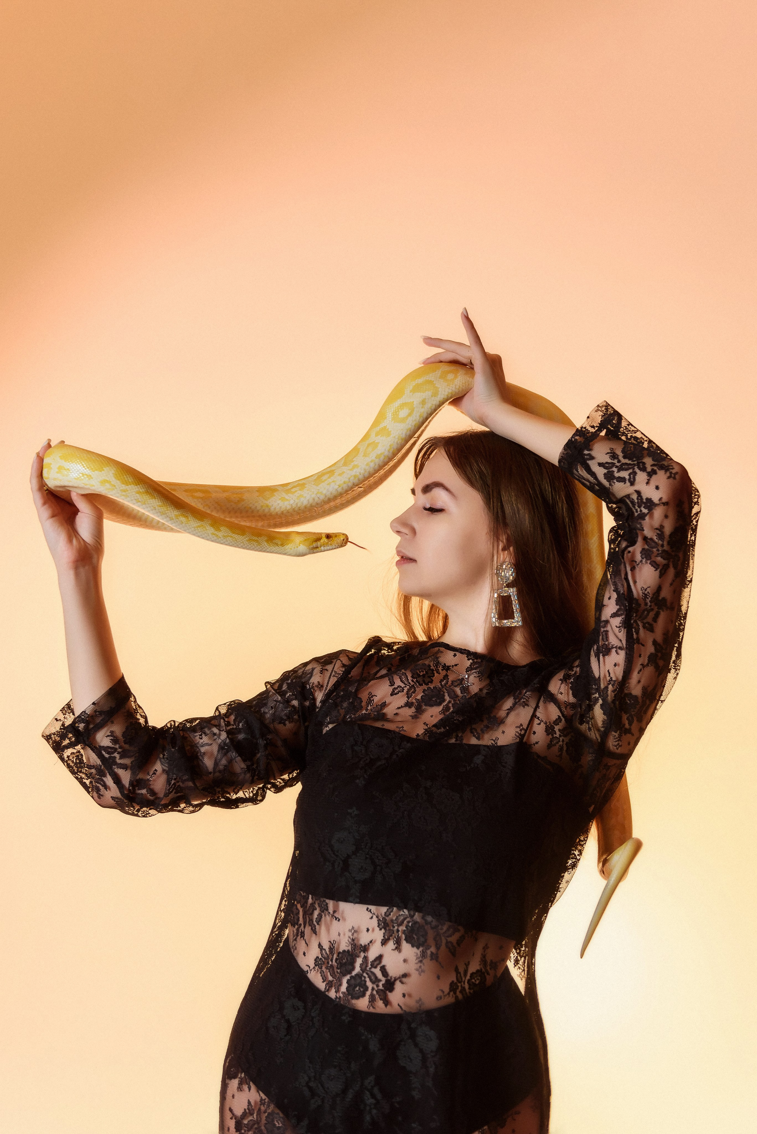 Девушка с желтым питоном