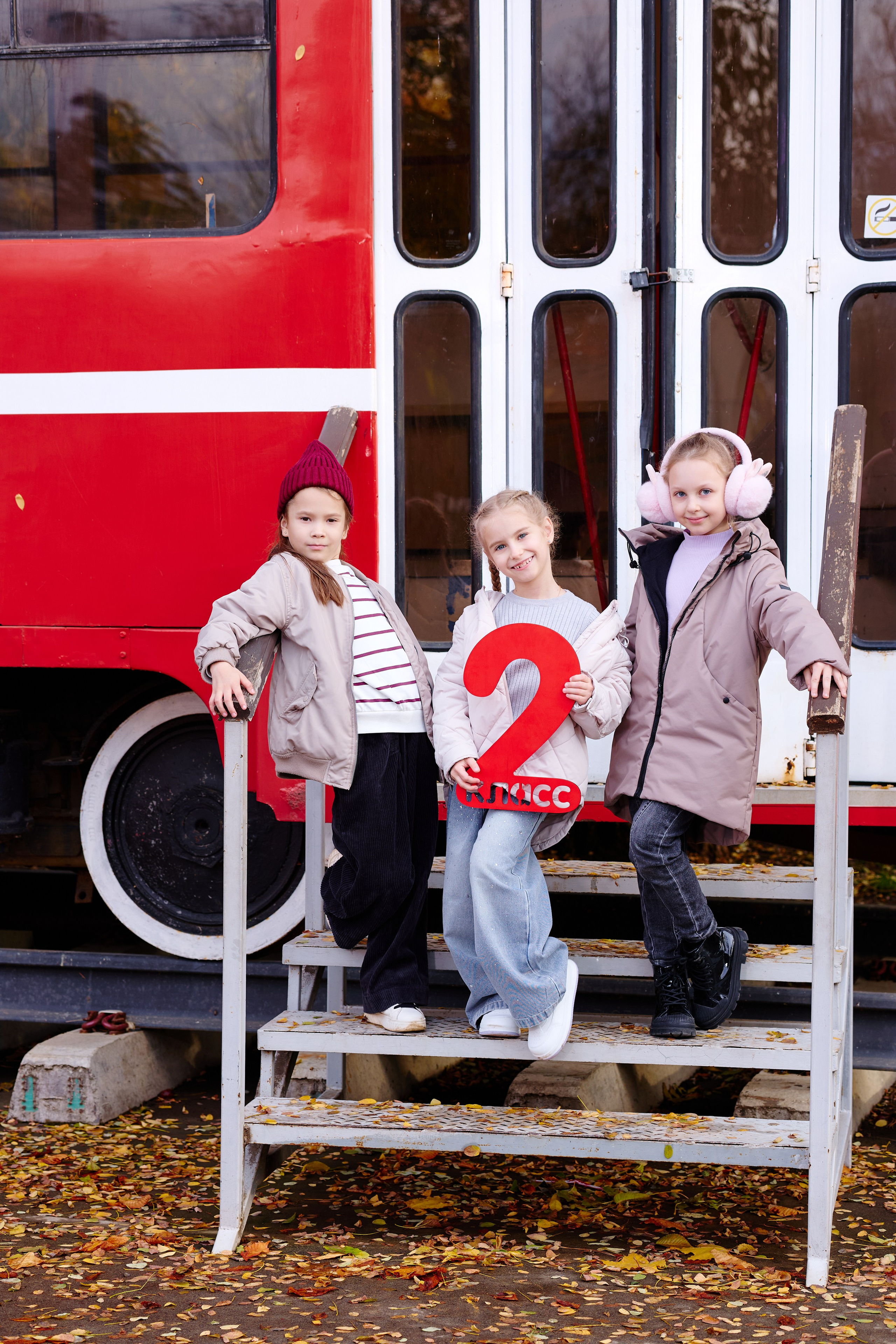 Прогулка в парке классом. Фотограф Выпускные альбомы Таганрог Сергей Коробченко