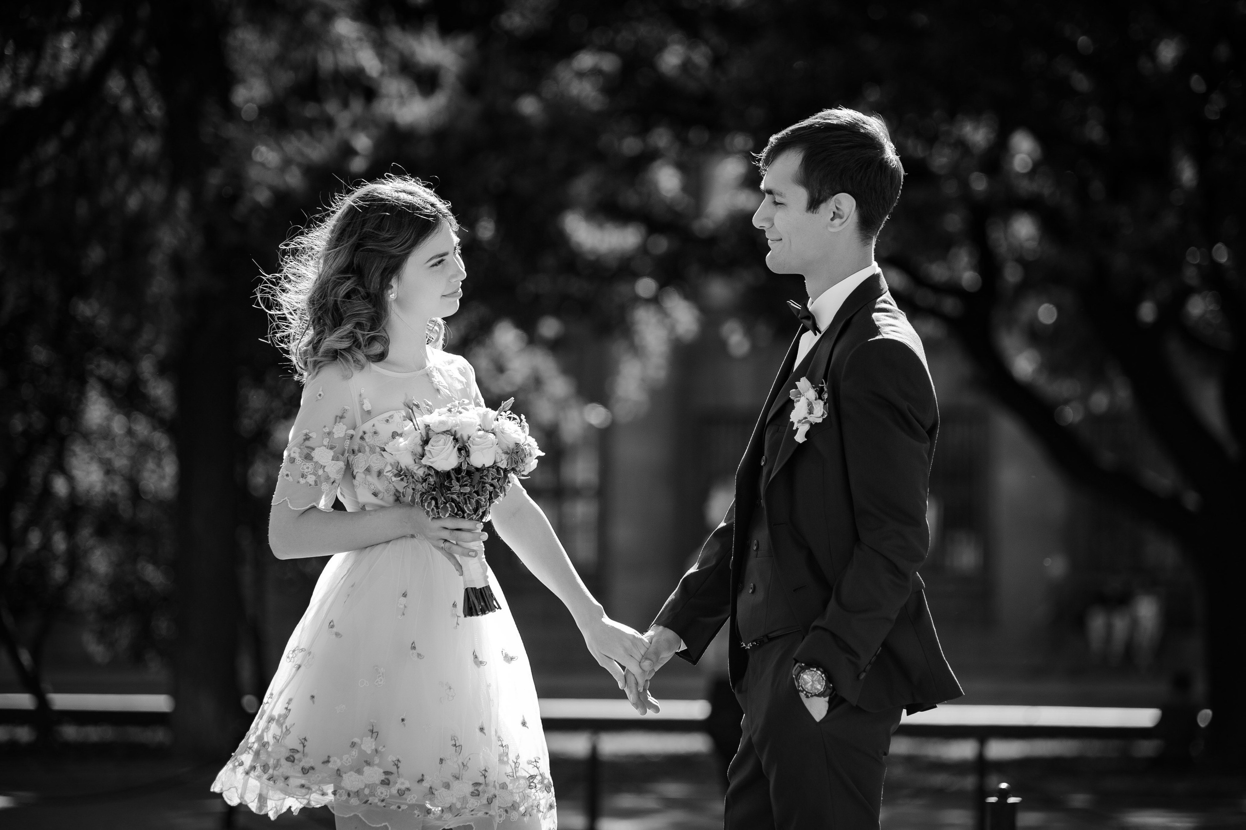 Профессиональная свадебная фотосессия и фотосъёмка в СПб в черно-белом стиле.