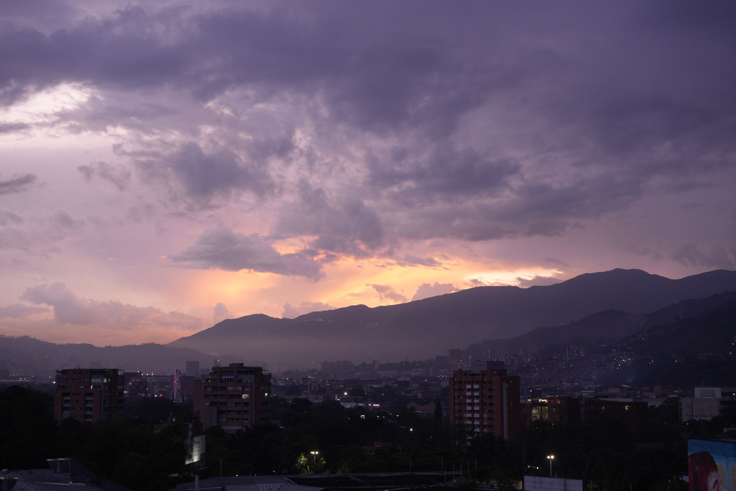 Olivia and Zack / 1 wedding day. Wedding Photographer in Barcelona and Medellin