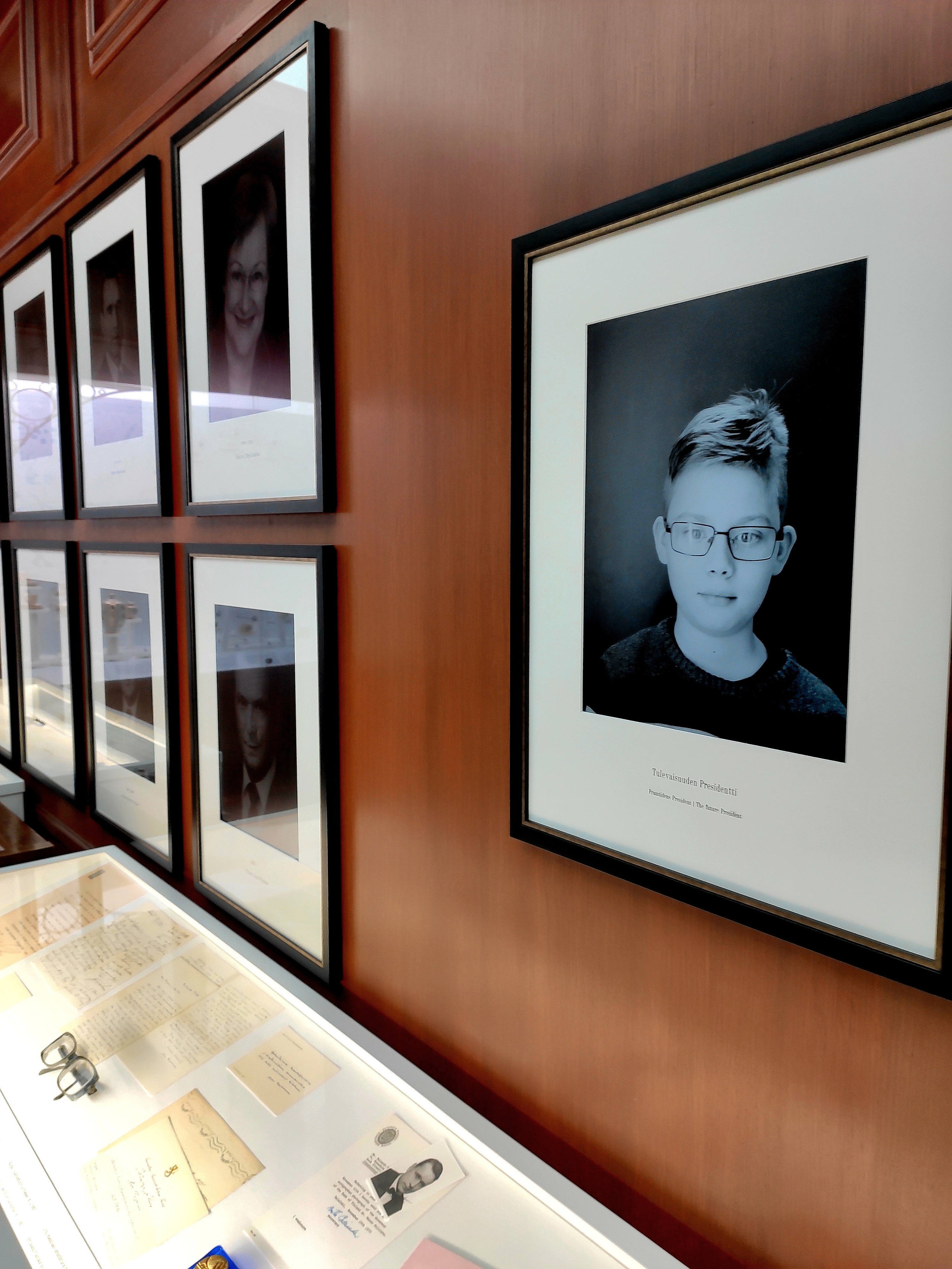 Национальный музей. На стене висят портреты всех президентов Финляндии. Самый большой - не фотография. Снимаешься на рядом стоящую камеру и через минуты 2-3 твой портрет в рамке с надписью Seurava Suomen Presedenti (следующий президент Финляндии). Правда Игорьку этот пост не занять - президентом может быть только родившийся в Финляндии