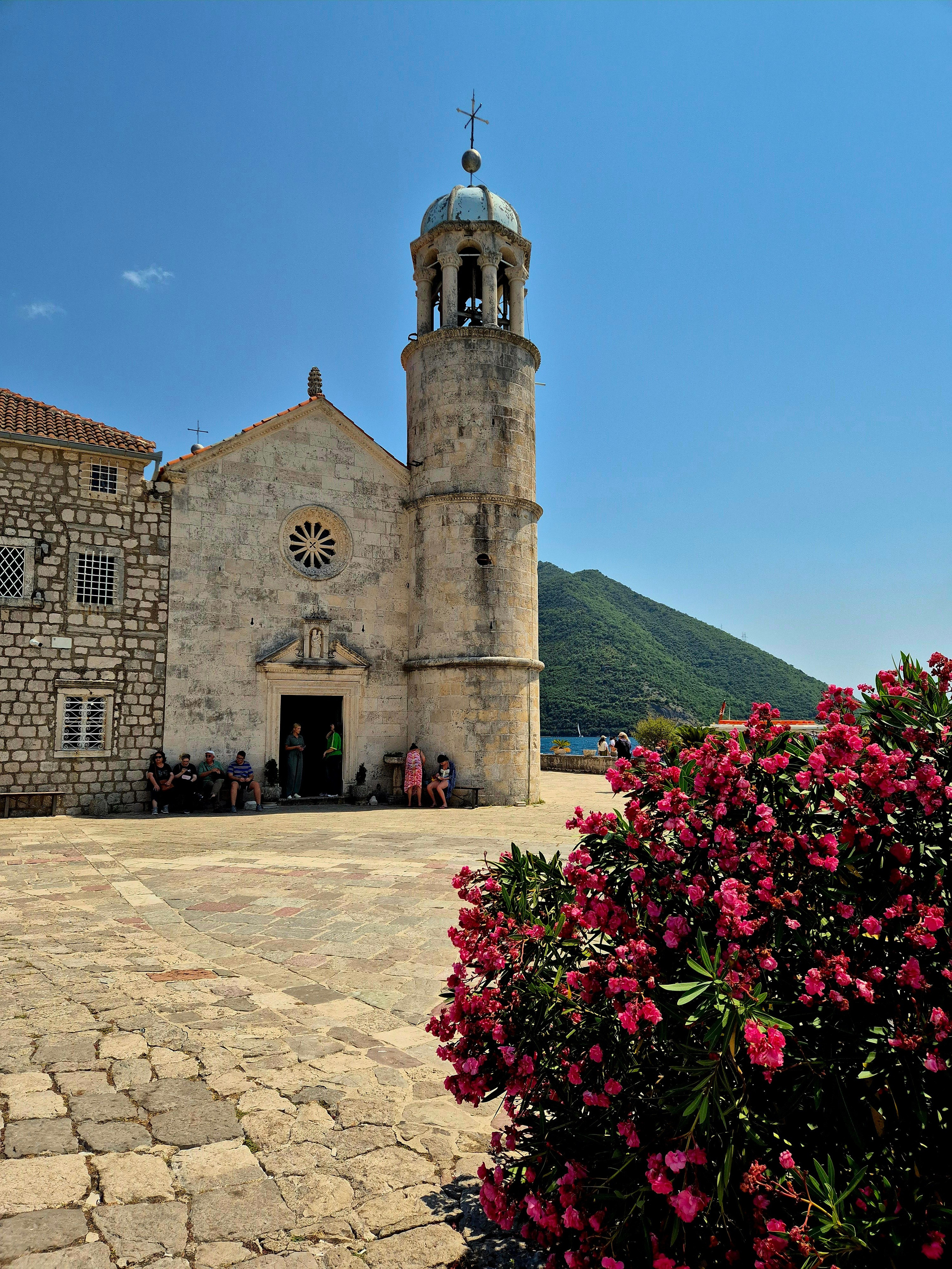 С тех пор место стало святым, и каждый приезжающий привозил по камешку. Образовался остров, на котором построили церковь Божьей матери.