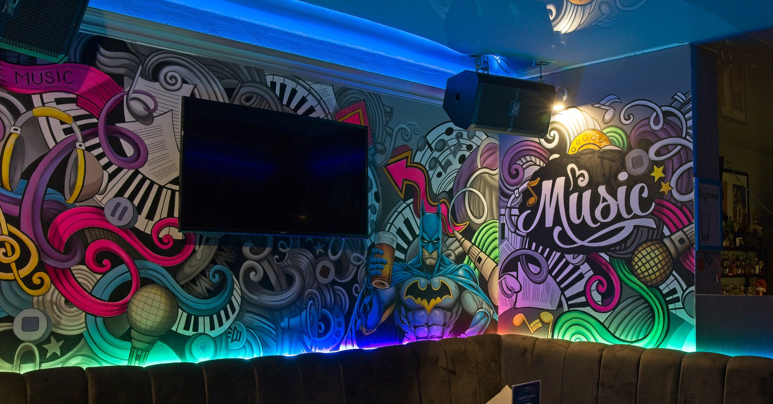 Художественное оформление стены в караоке баре