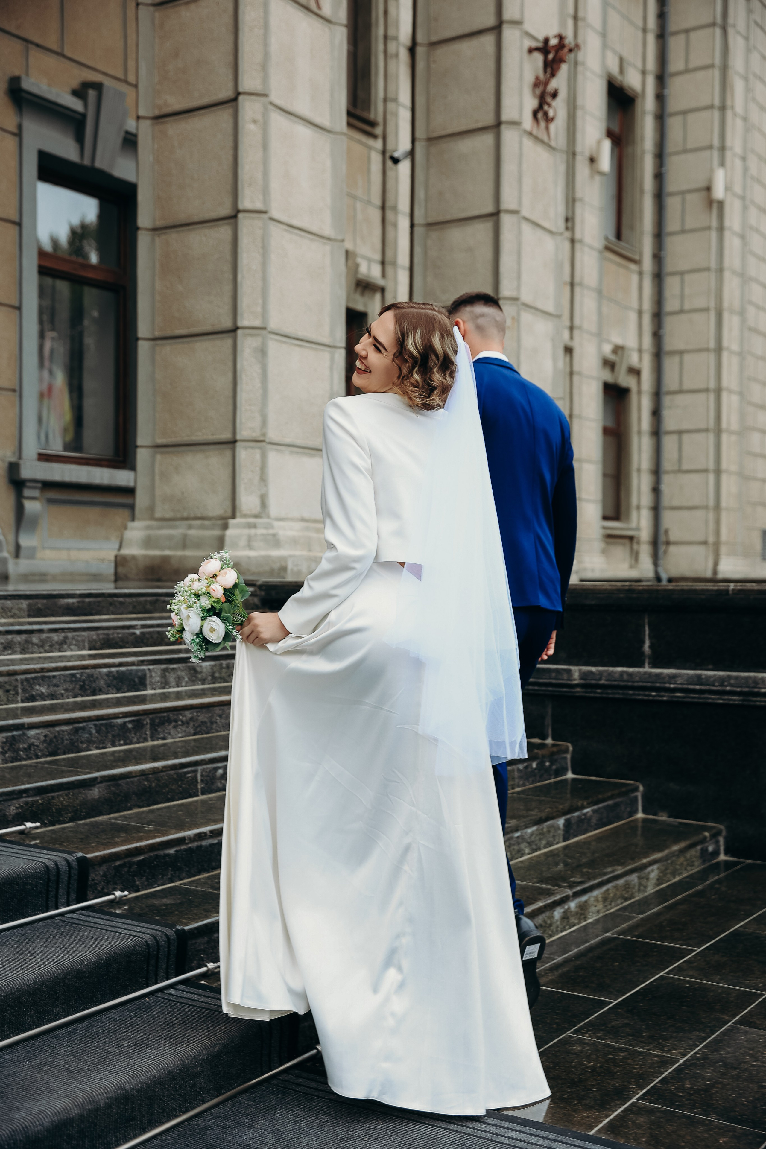 Свадебная прогулка в Екатерининском сквере 25.10.2024. Свадебный и семейный фотограф Виолетта Сидельникова. Краснодар, Россия, Беларусь, Европа