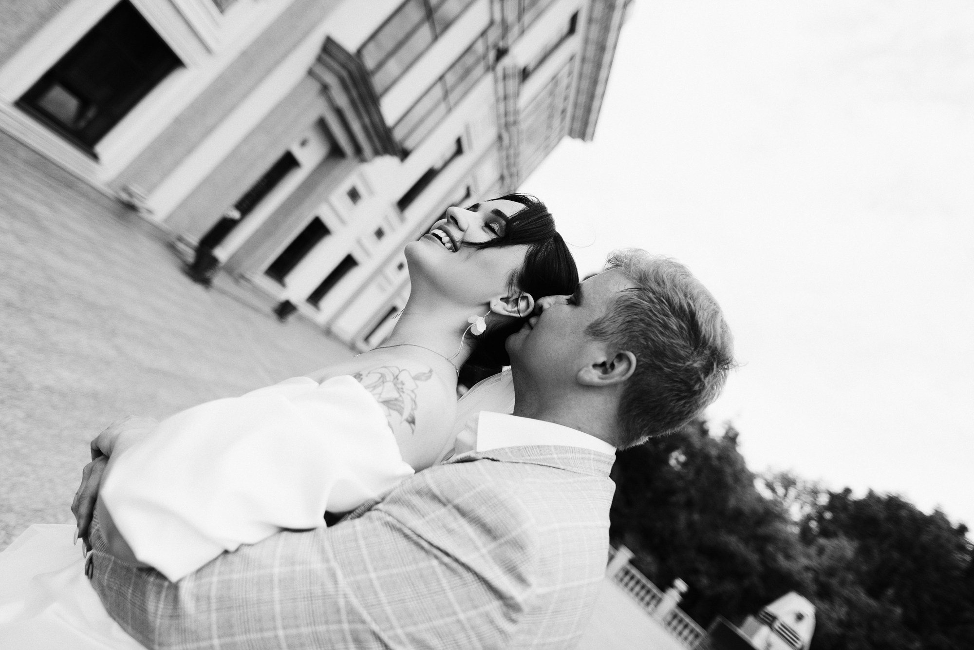 Свадебный фотограф Тюмень — Роман и Ксения: фотосессия с гостями и прогулка в парке. Портретный фотограф Тюмень Дарья Мустафина